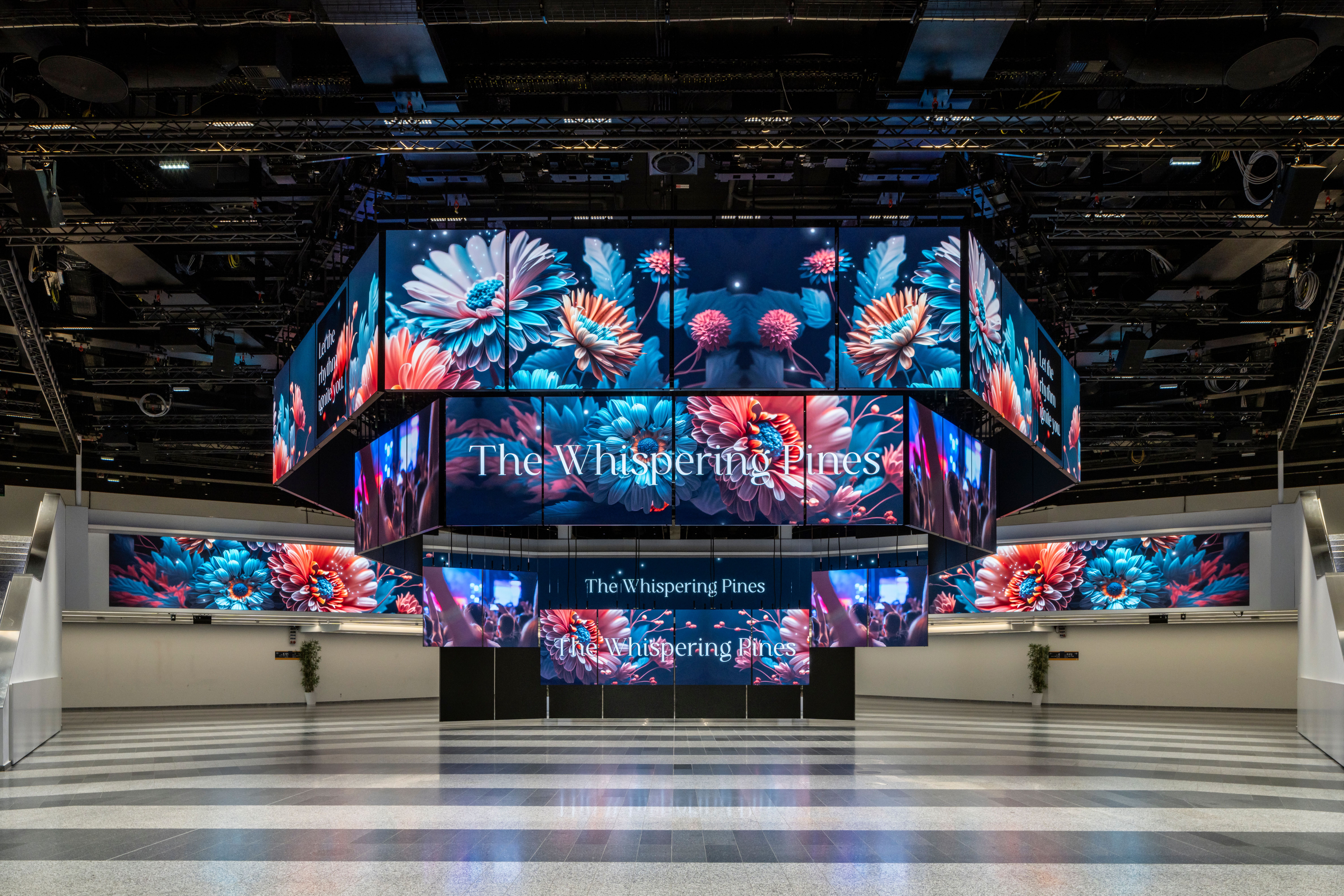 Foto: beleuchtete Paneele mit Blumen-Bildern in einer Halle