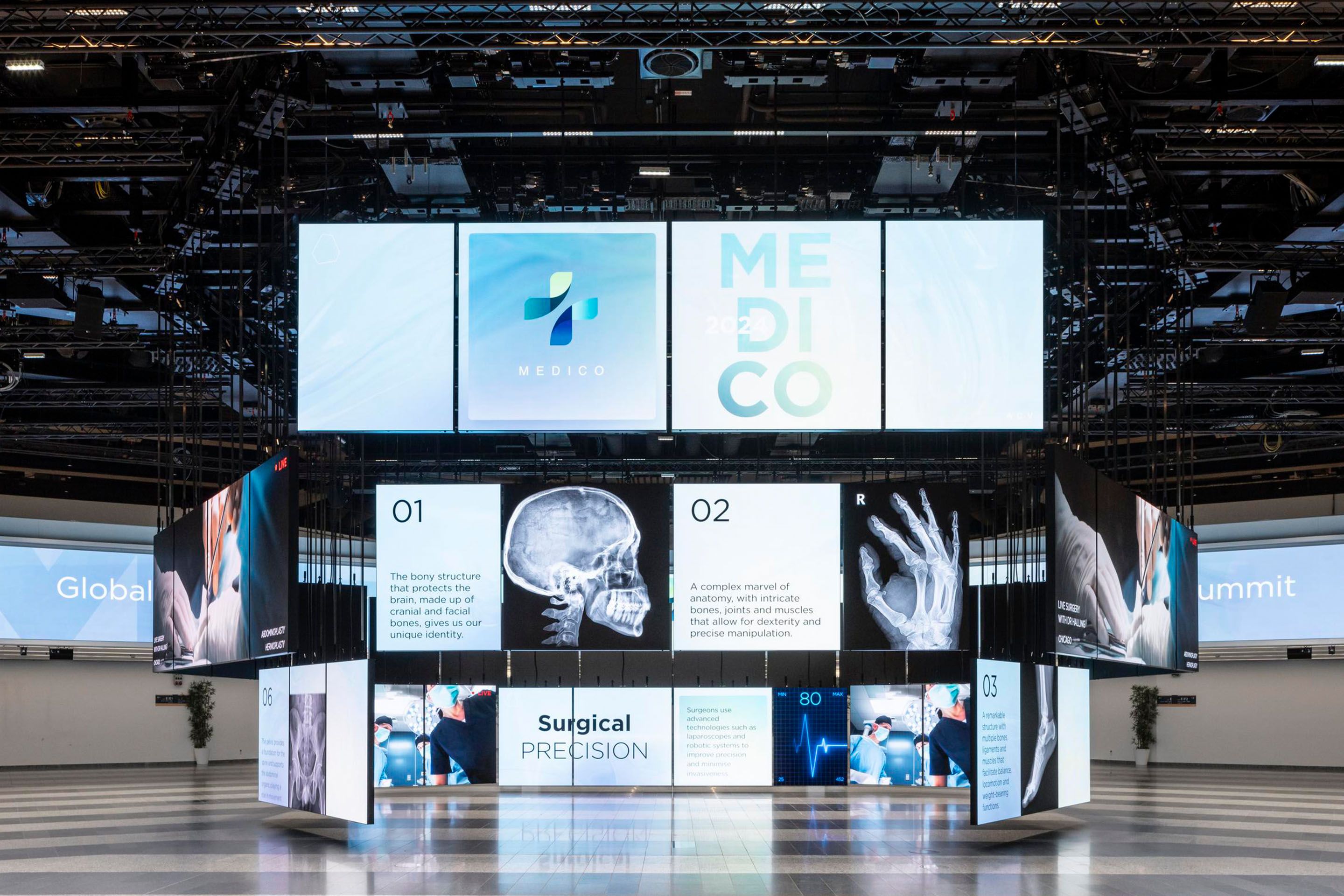 Foto: beleuchtete LED Paneele mit verschiedenen medizinischen Grafiken und Bildern in einer Halle