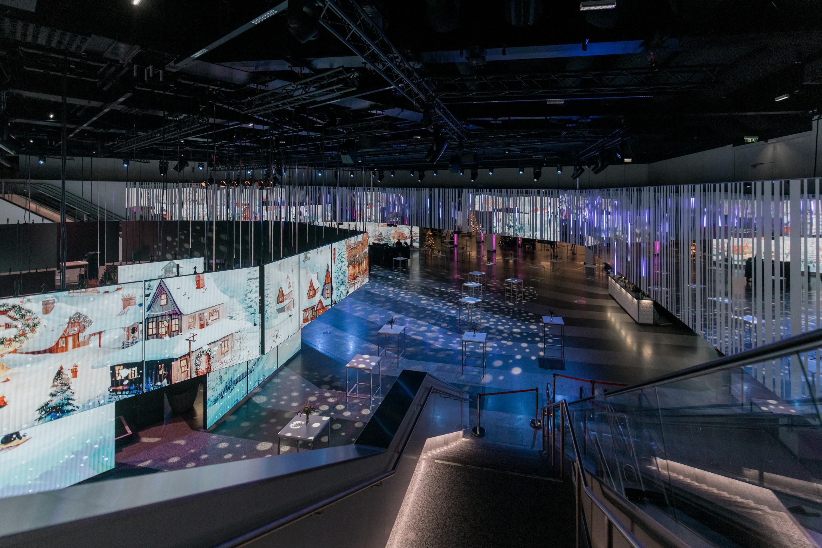 Foto: weihnachtlich beleuchtete LED- Paneele in einer Halle