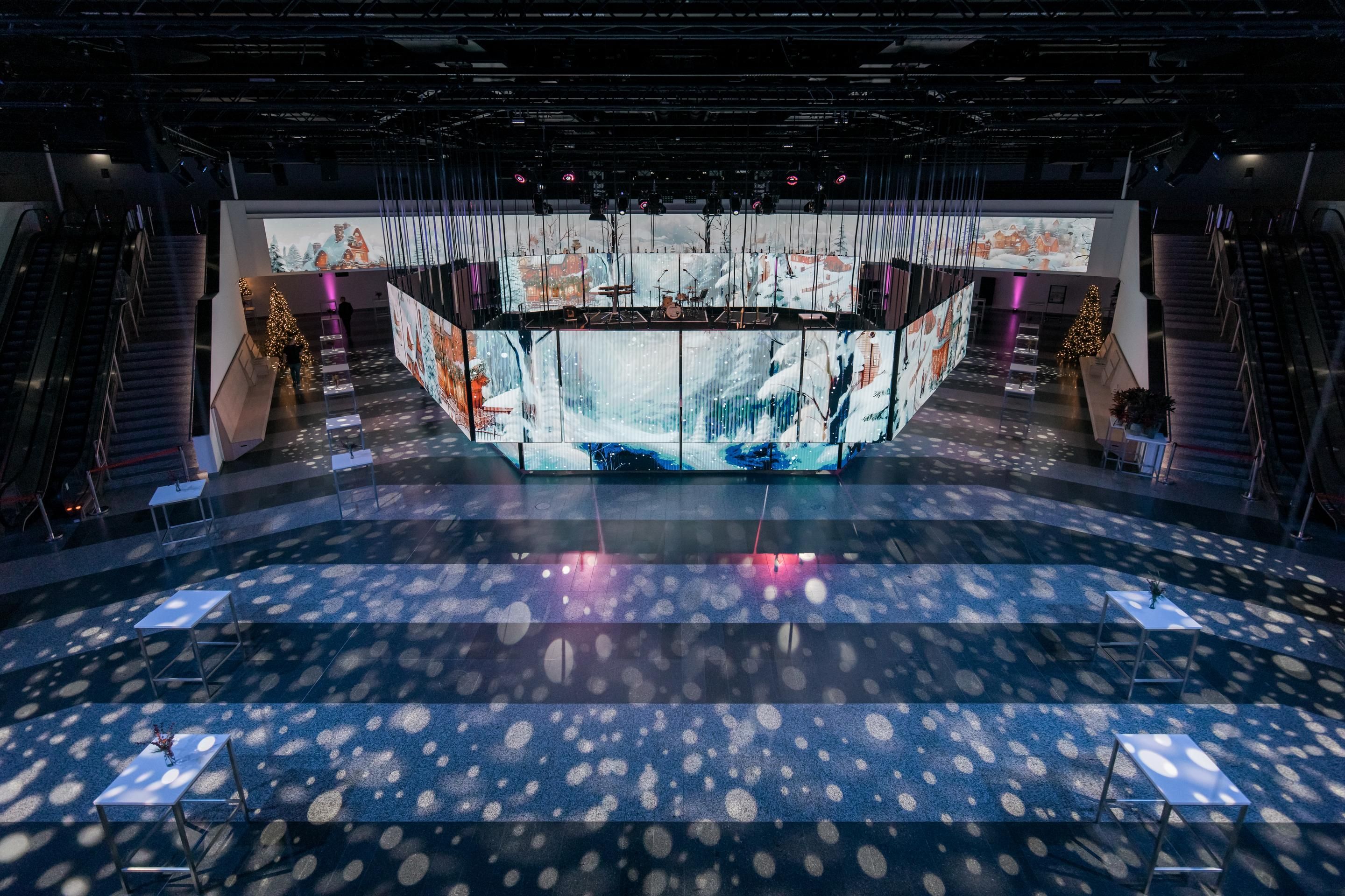 Foto: weihnachtlich beleuchtete LED- Paneele und helle Lichter in einer Halle