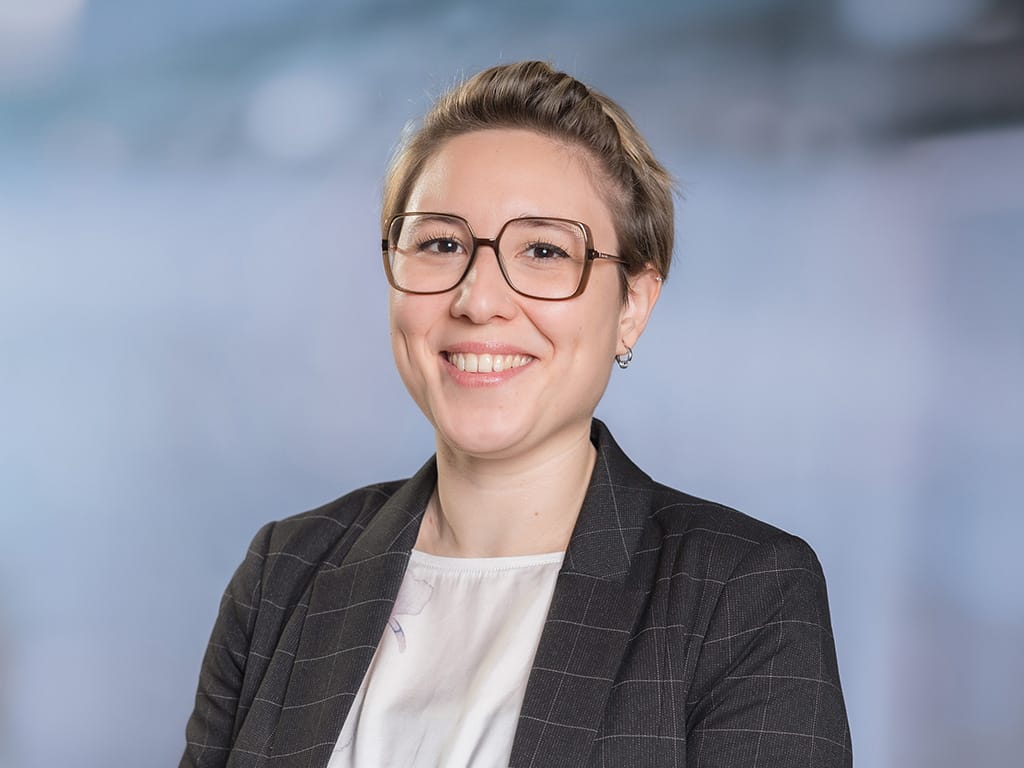 Portraitfoto einer Frau mit Brille