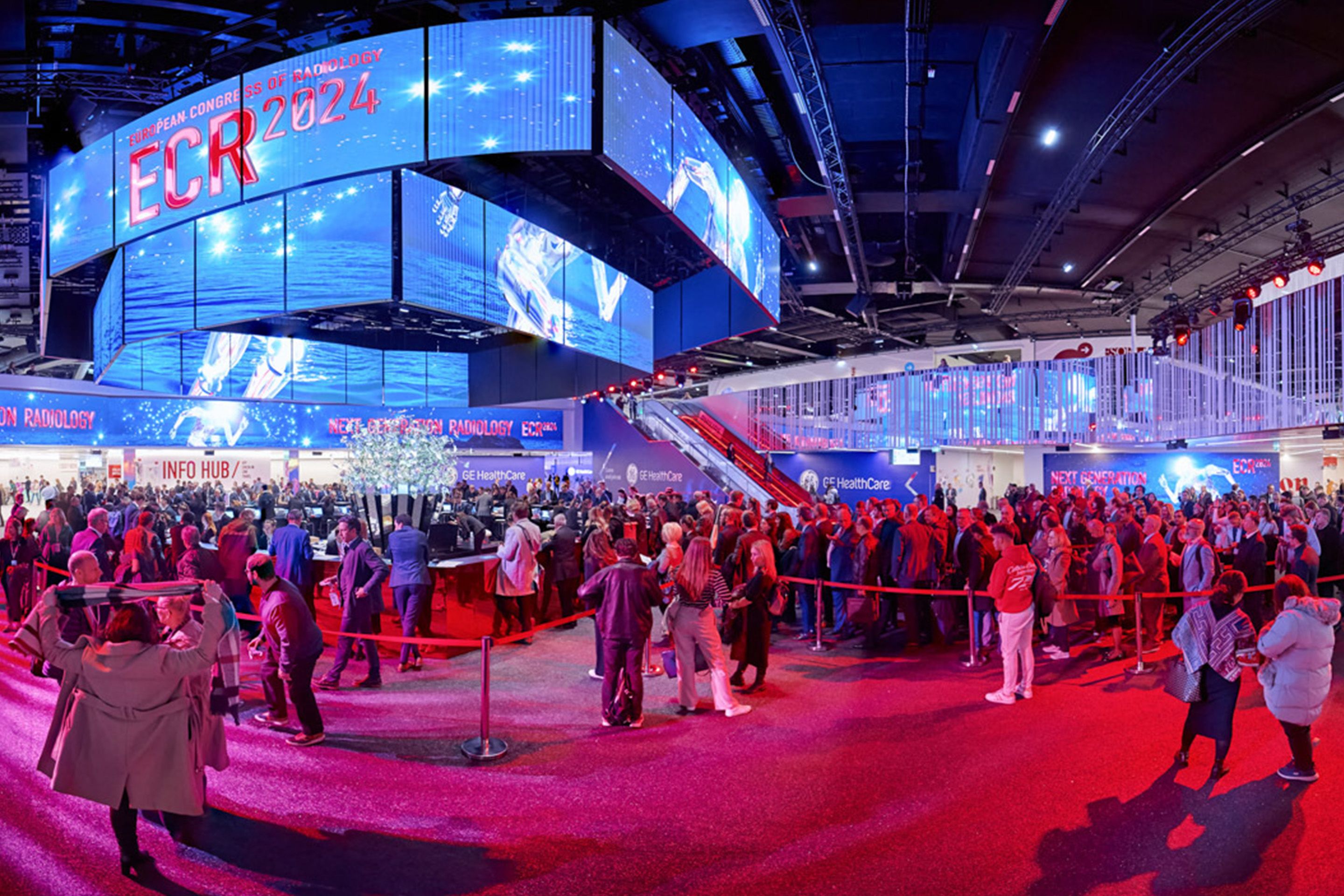 Foto: blau beleuchtete LED Waende in einer Halle voller Menschen