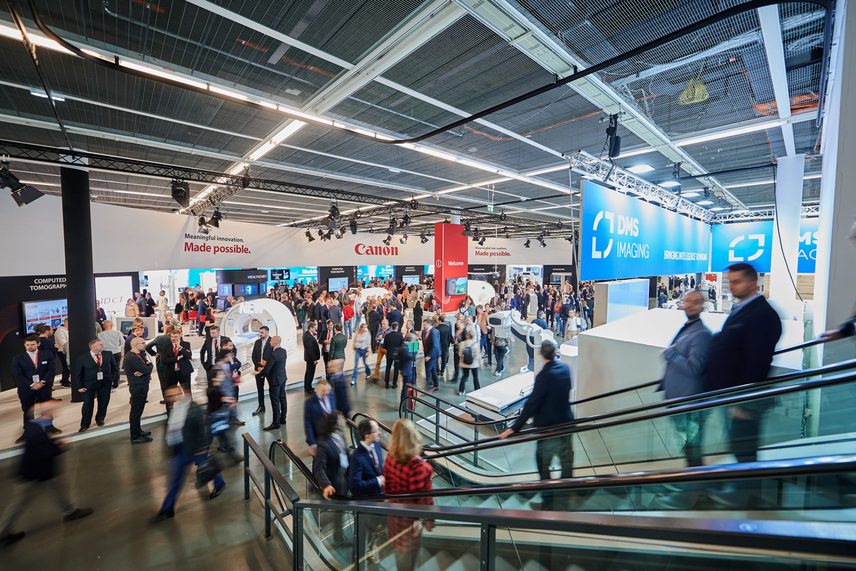 Foto: Halle voller Menschen und Ausstellungsbereichen