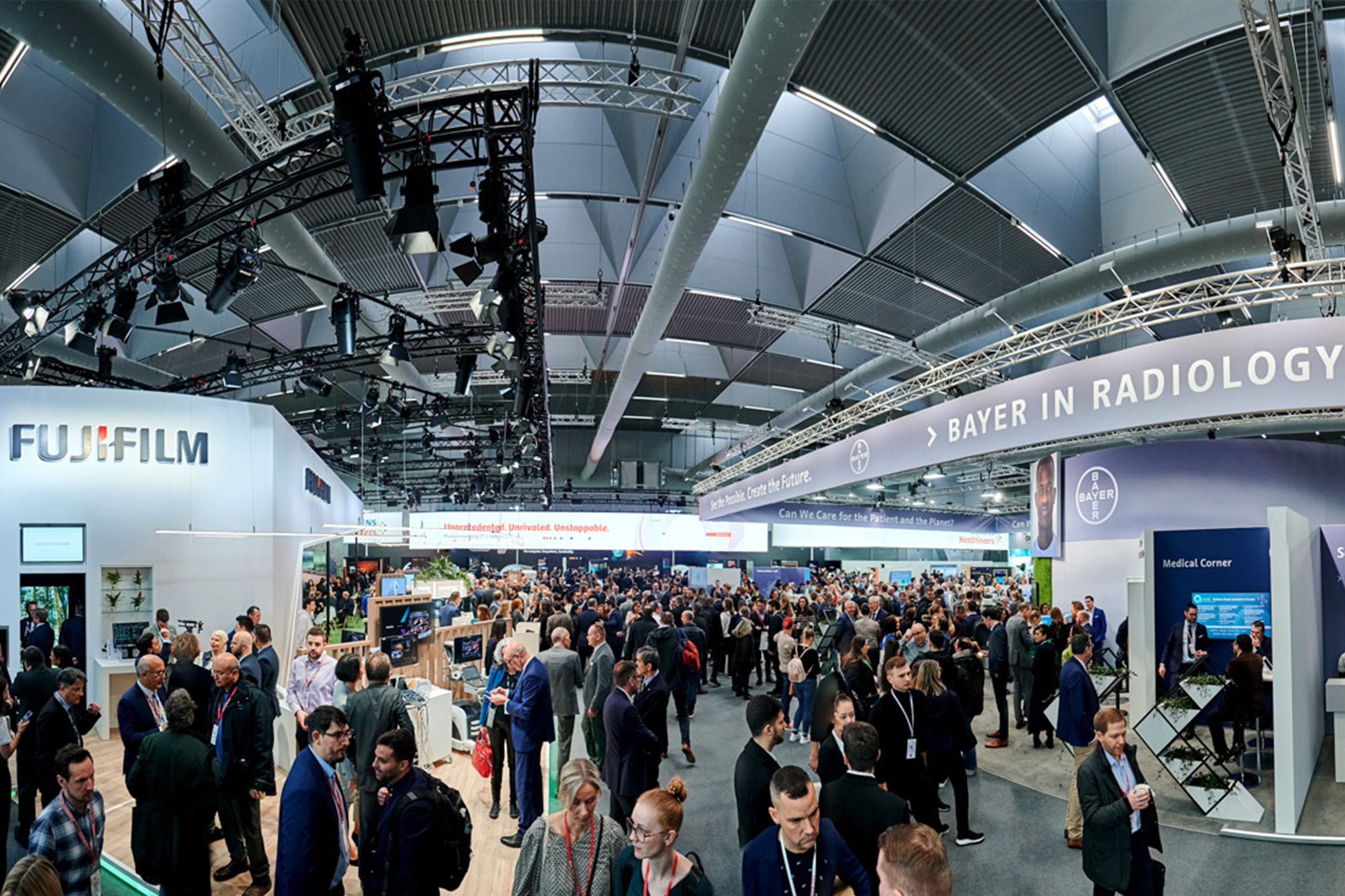 Foto: Halle voller Menschen und Ausstellungsbereichen