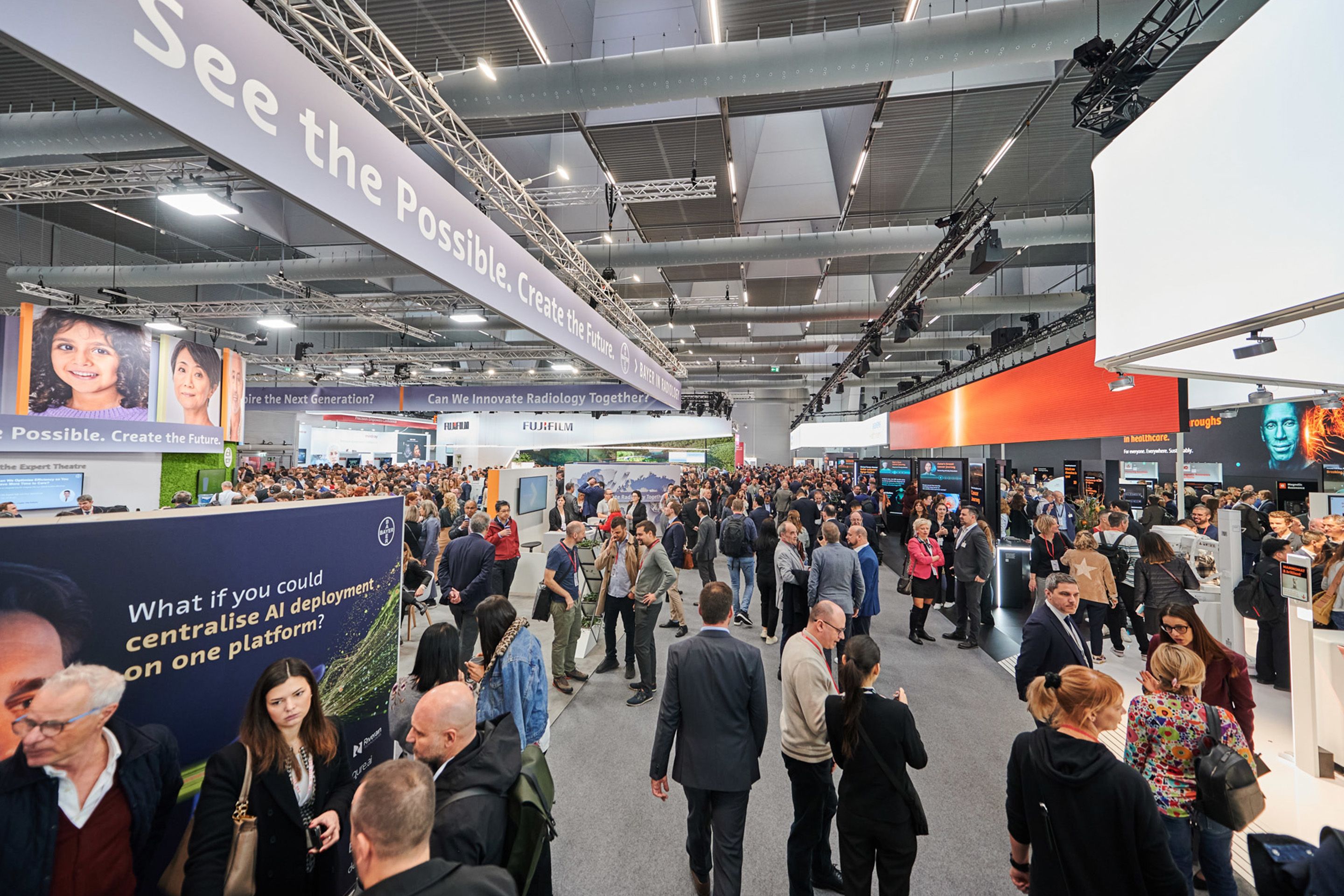 Foto: Halle voller Menschen und Ausstellungsbereichen