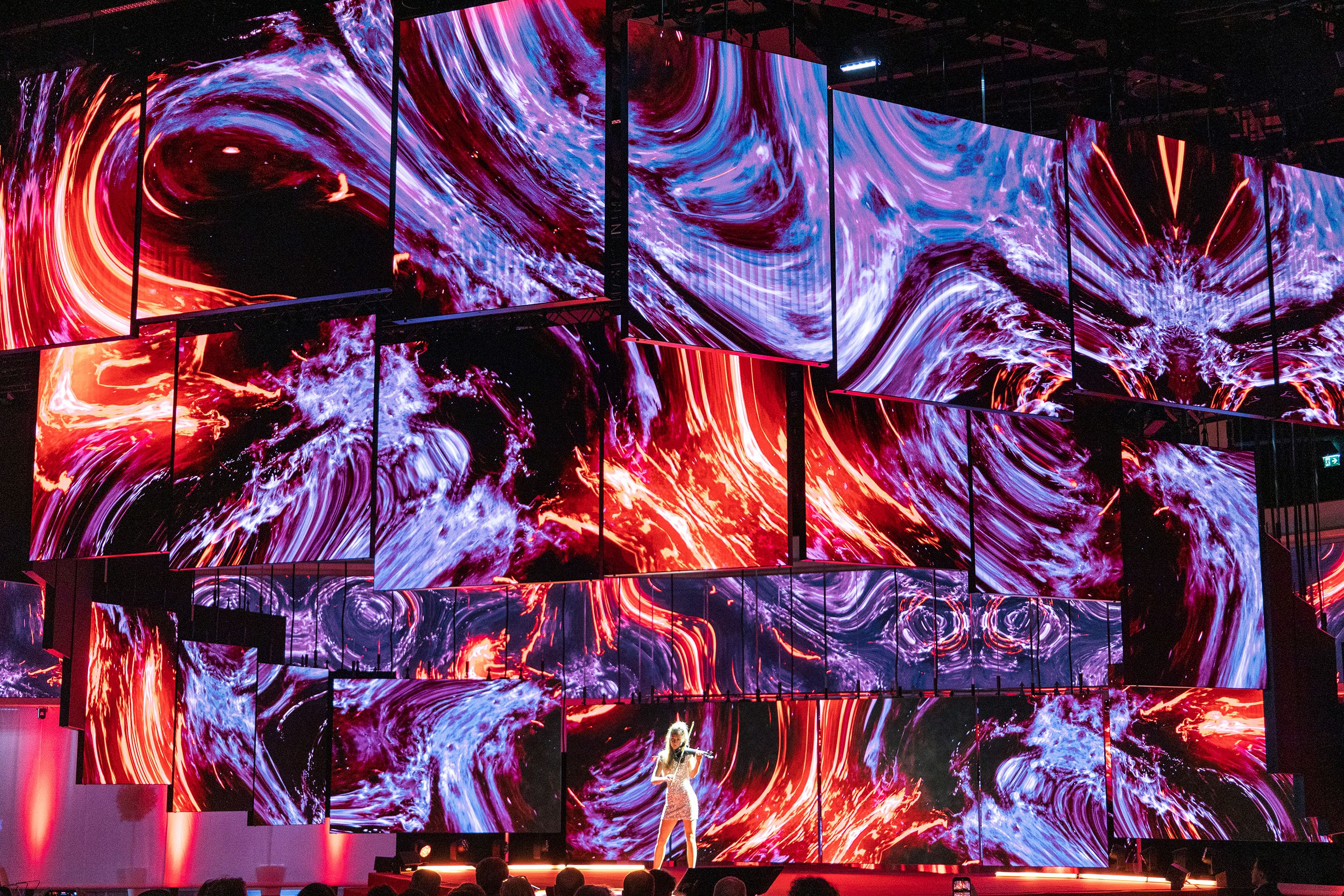 Eine Geigerin spielt auf der polySTAGE Buehne am Oesterreichischen Tourismustag 2024 im Austria Center Vienna.