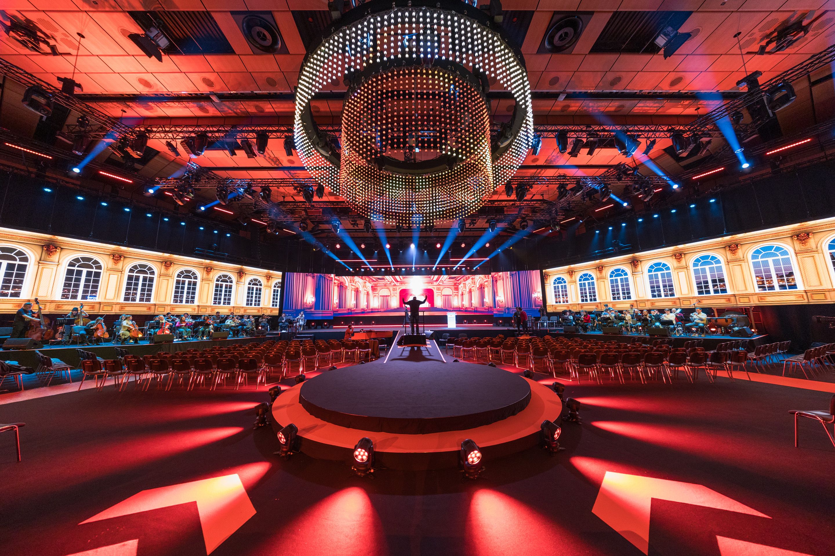 Saal A im Austria Center Vienna mit einem Orchester und einem Dirigenten.
