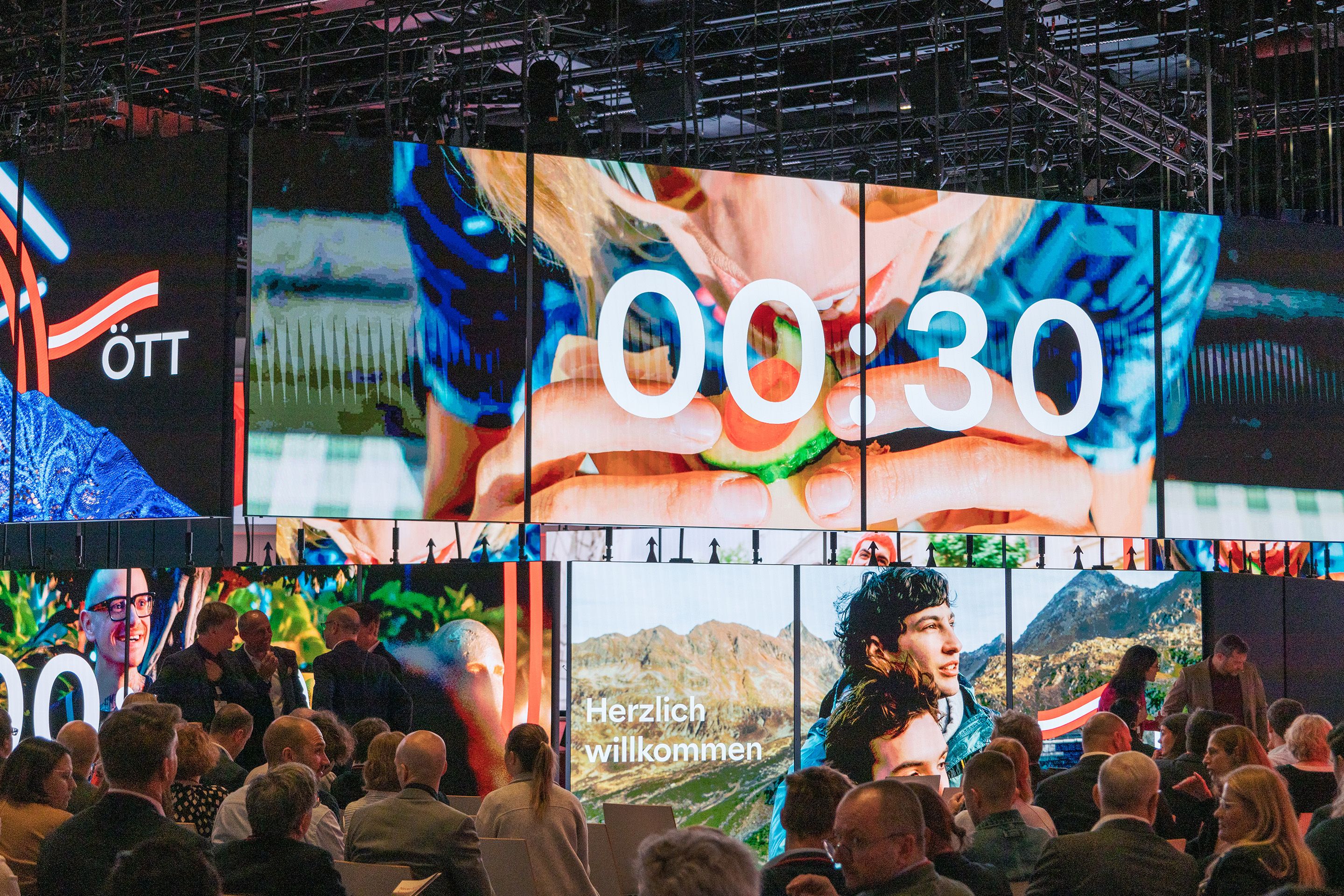 Ein Countdown erscheint auf der polySTAGE im Austria Center Vienna vor Publikum.