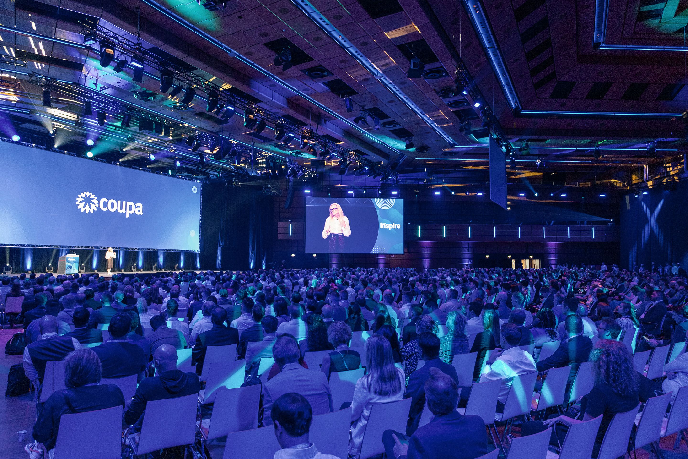 Sitzreihen voll Menschen blicken auf die Buehne von Saal A bei einem Corporate Event im Austria Center Vienna.