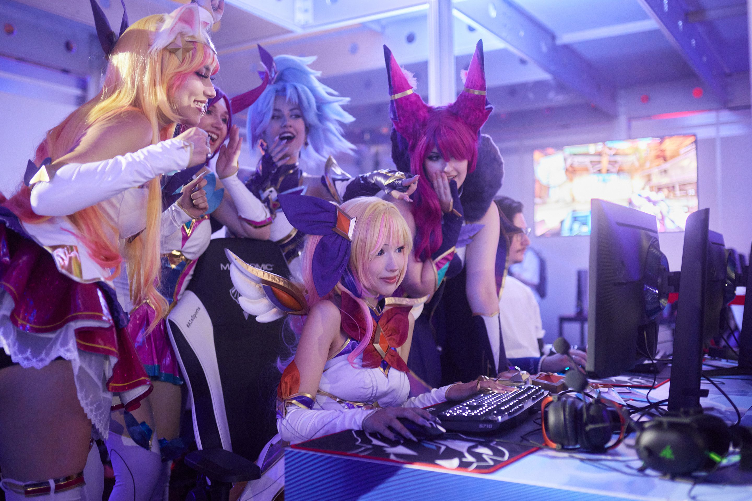 Gruppe weiblicher junger Cosplayer vor einem PC-Spiel am A1 E-Sports Festival 2024 im Austria Center Vienna.