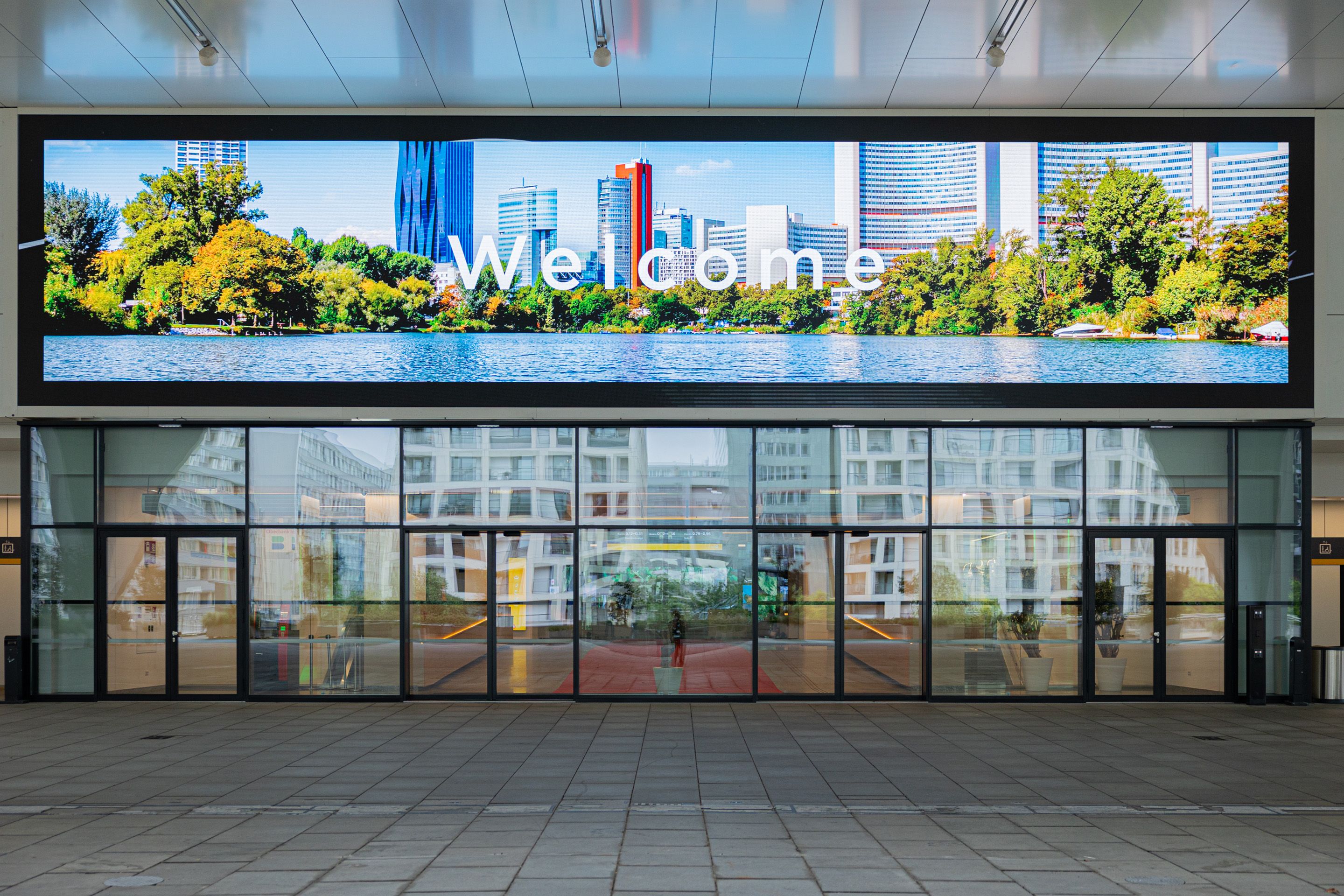 Eingang 1 des Austria Center Vienna mit Willkommensgruss auf der LED-Wand oberhalb des Eingangs