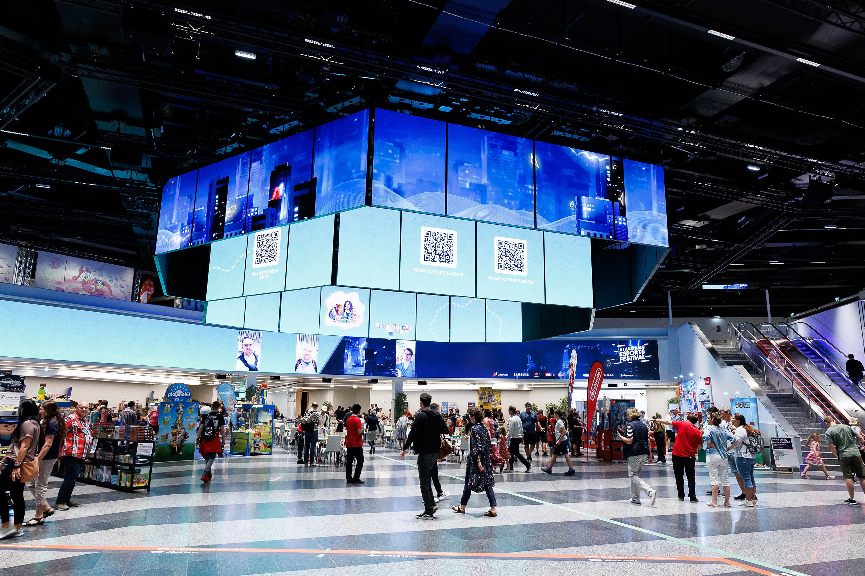 Die Eingangshalle im Austria Center Vienna waehrend des Spielefests 2024 im Austria Center Vienna mit Messe und Besucherinnen.