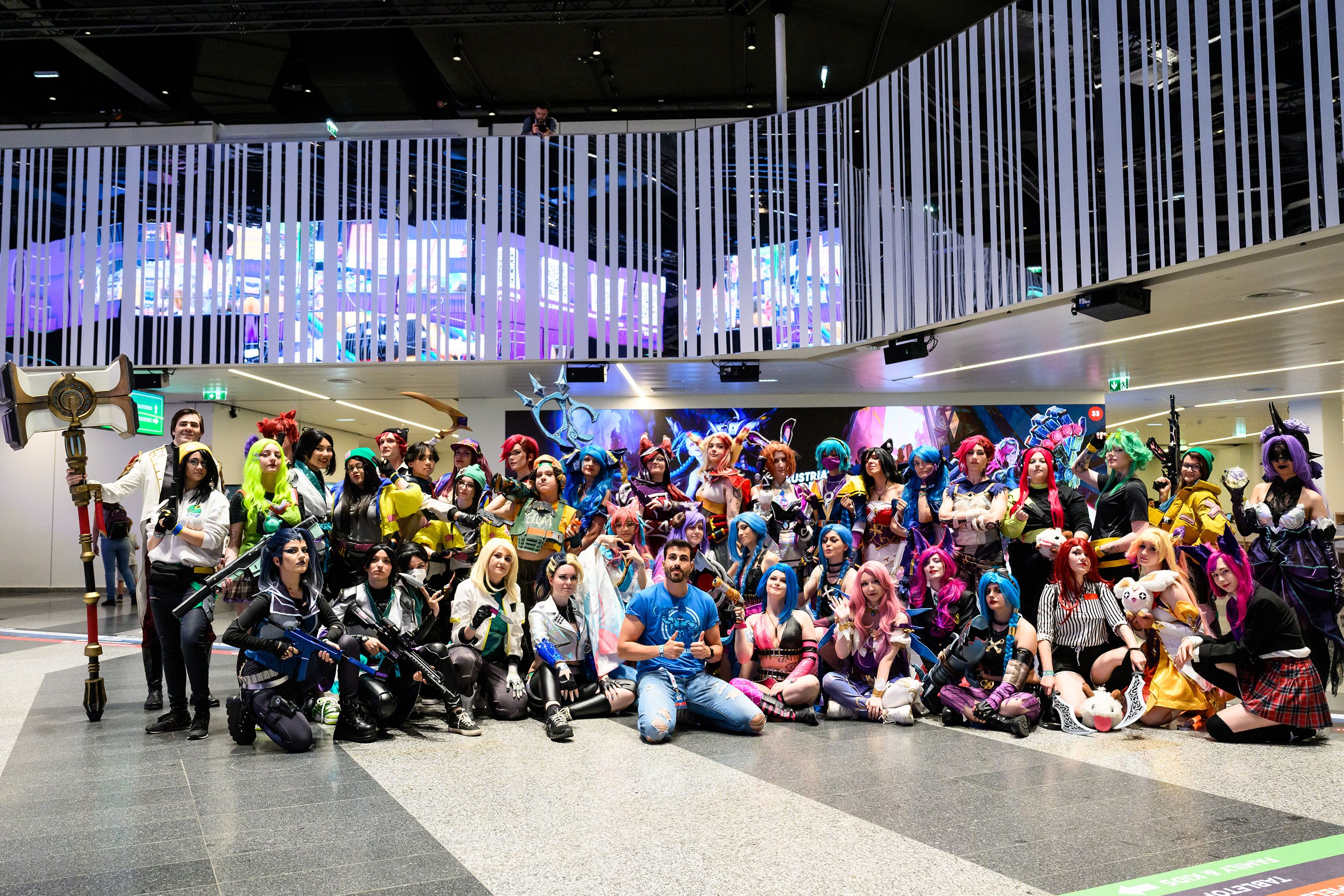 Gruppenfoto von Cosplayern im Austria Center in der Eingangshalle des Austria Center Vienna am Spielefest 2024.