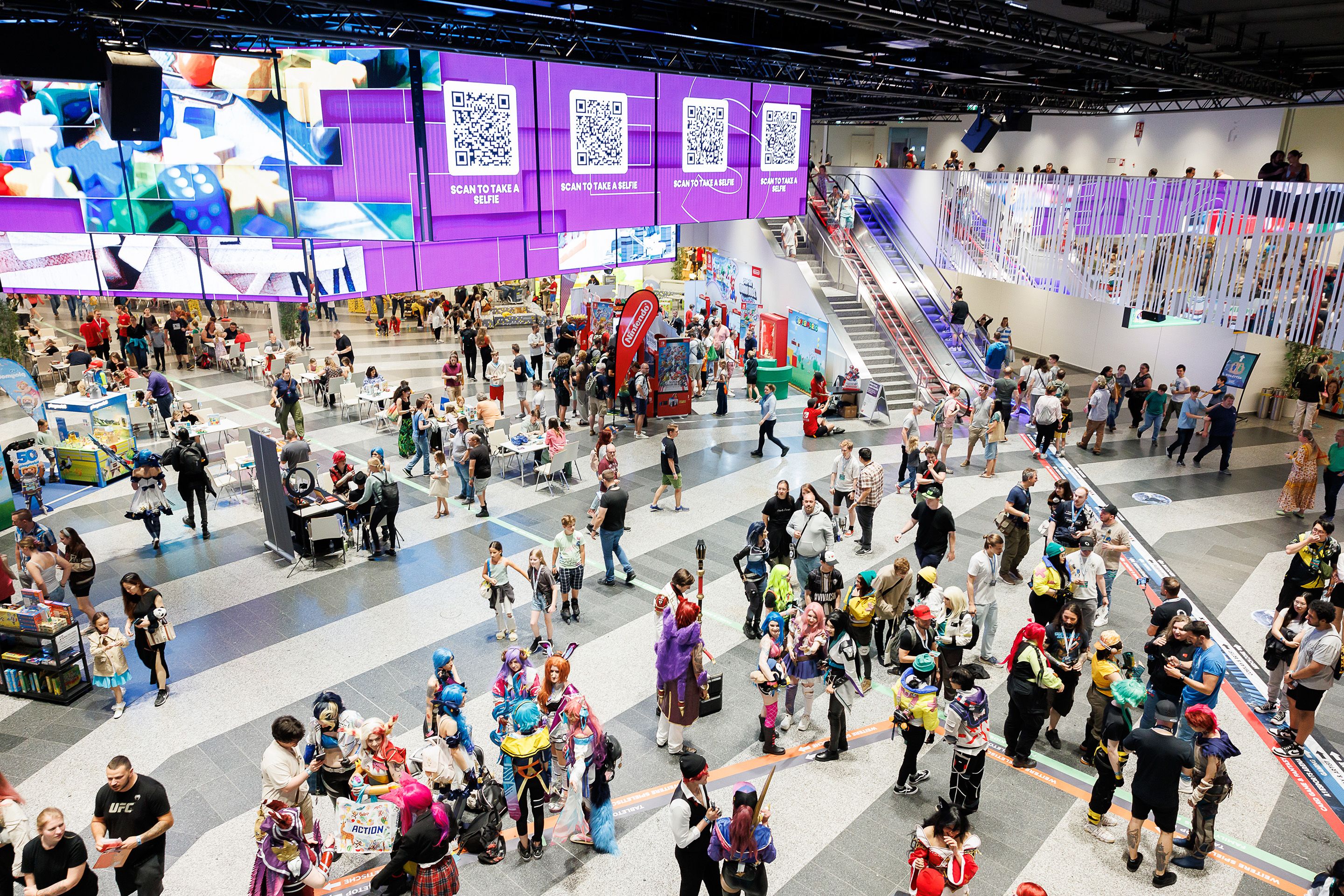 Das Spielefest 2024 in der Eingangshalle des Austria Center Vienna mit vielen Besucherinnen.