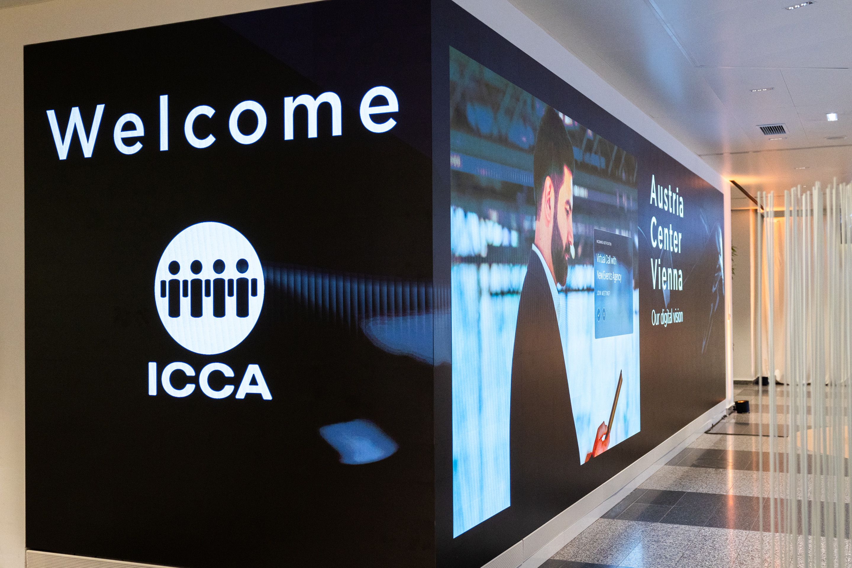 LED Wand im Austria Center Vienna mit Willkommensgruss fuer Teilnehmerinnen des ICCA Client Supplier European Venue Workshops 2024