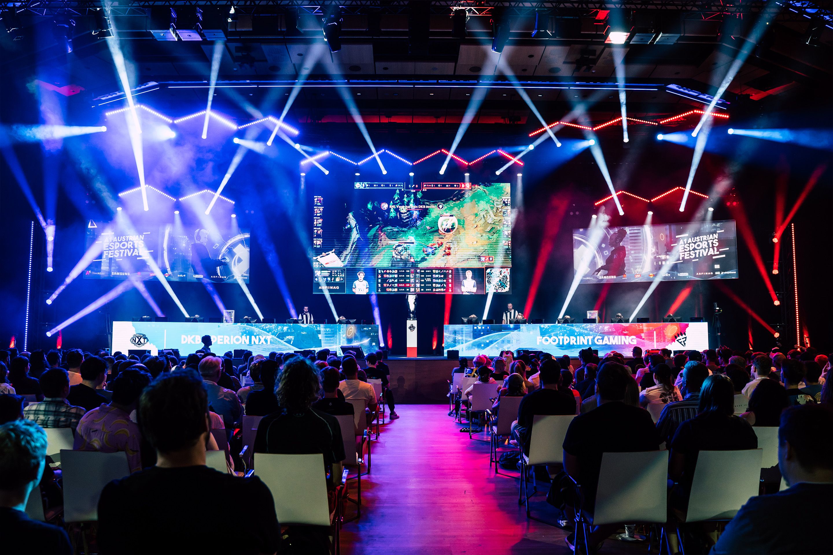 Saal A im Austria Center Vienna waehrend des A1 E-Sport Festivals mit beleuchteter Buehne und Publikum.