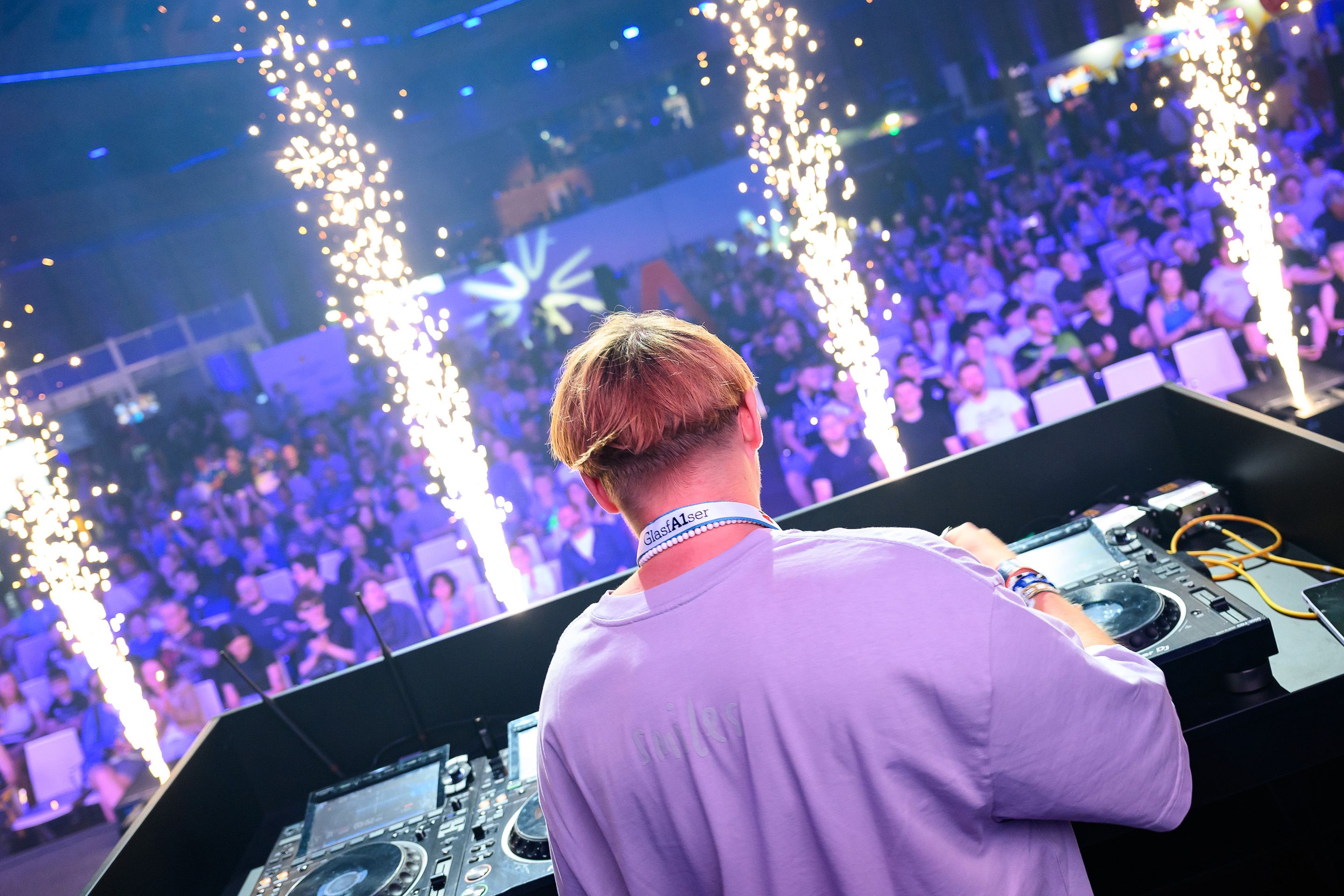DJ mit Funkenregen in Saal A des Austria Center Vienna am A1 E-Sport Festivals 2024 mit Publikum.