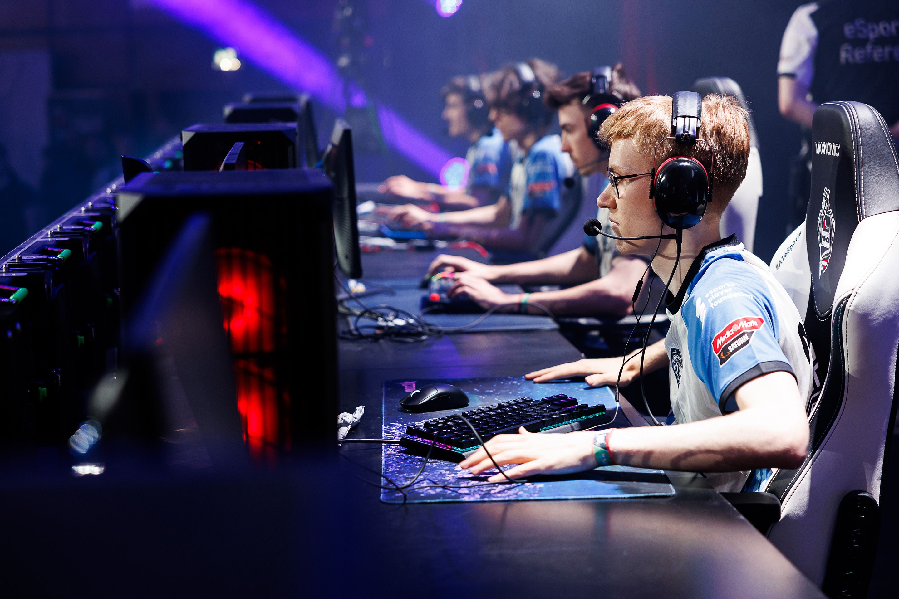 Gruppe maennlicher Gamer spielen an PCs am A1 E-Sport Festivals 2024 im Austria Center Vienna.