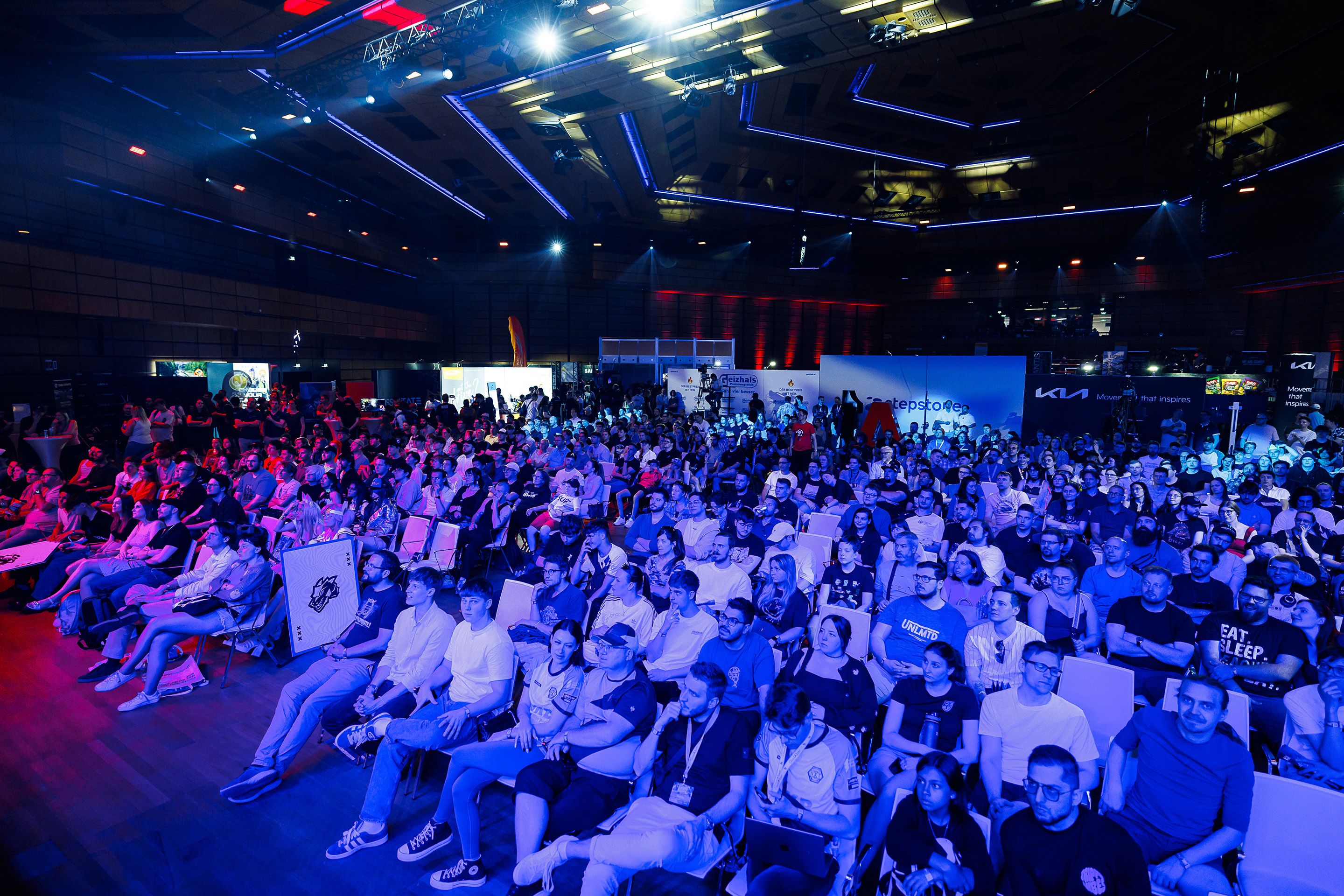 Saal A des Austria Center Vienna mit Publikum am A1 E-Sports Festival 2024.