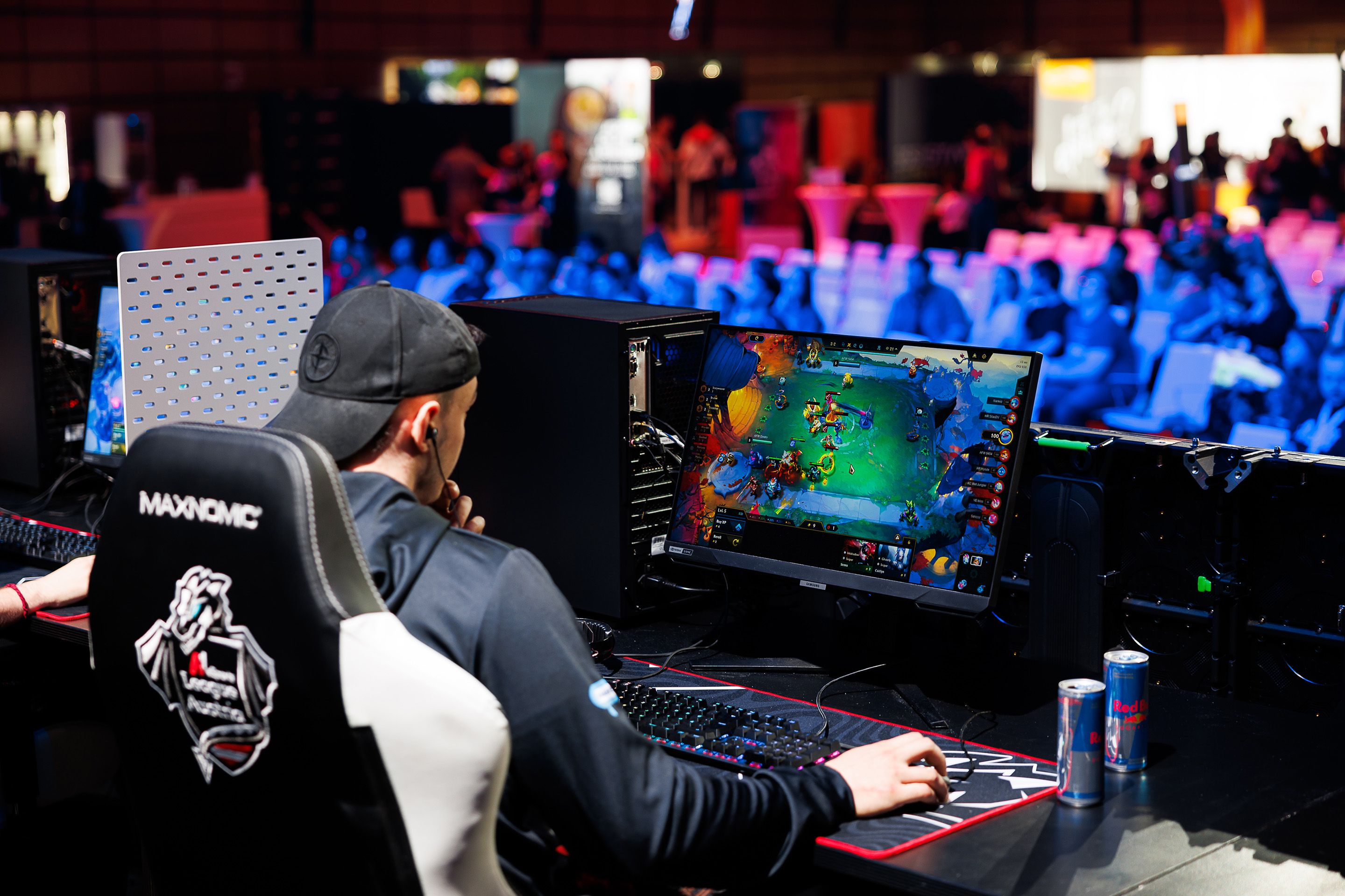 Gamer spielt ein PC-Game vor Publikum in Saal A des Austria Center Vienna.