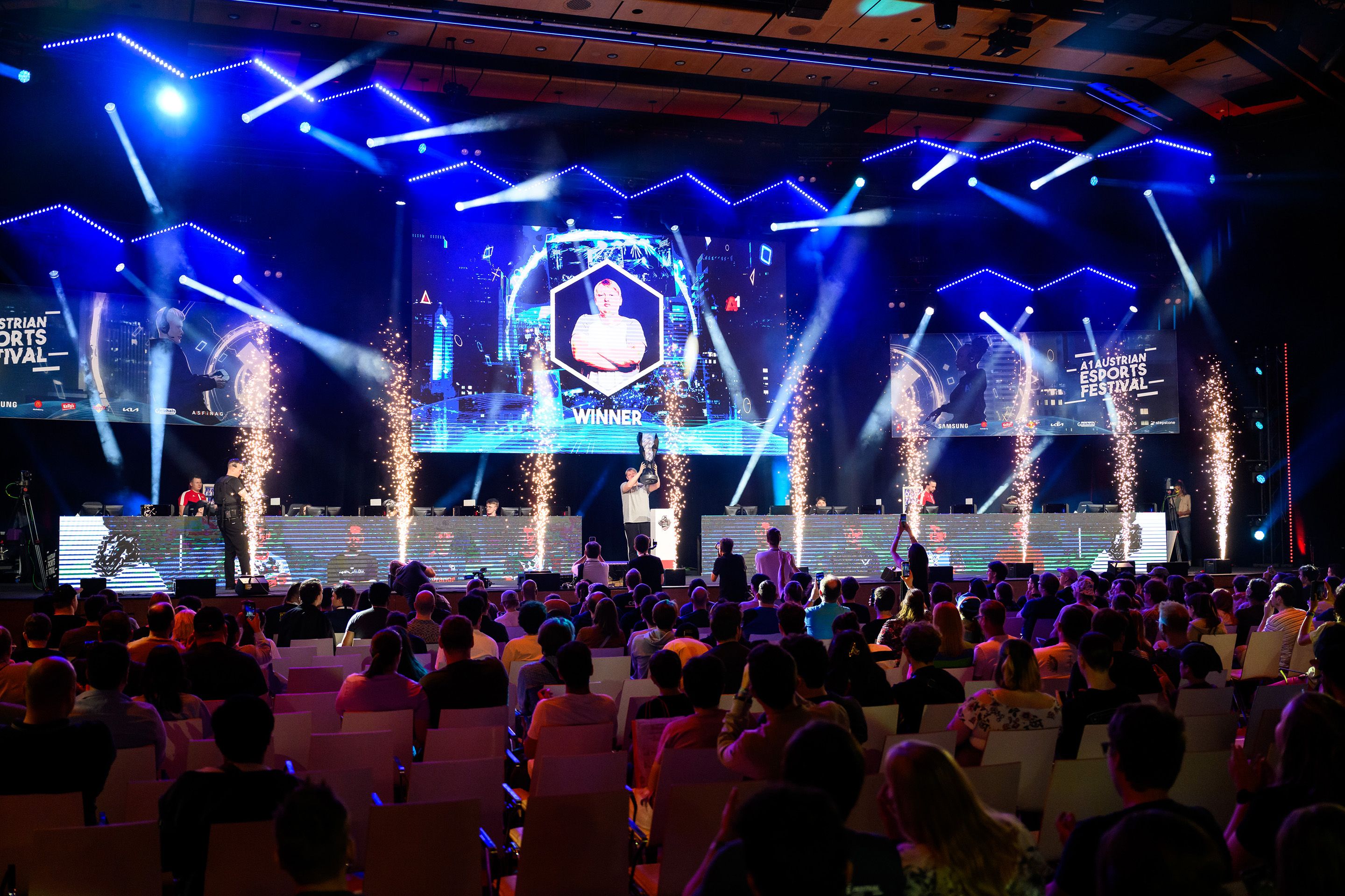 Siegerehrung am A1 E-Sports Festival im Saal A des Austria Center Vienna vor Publikum.