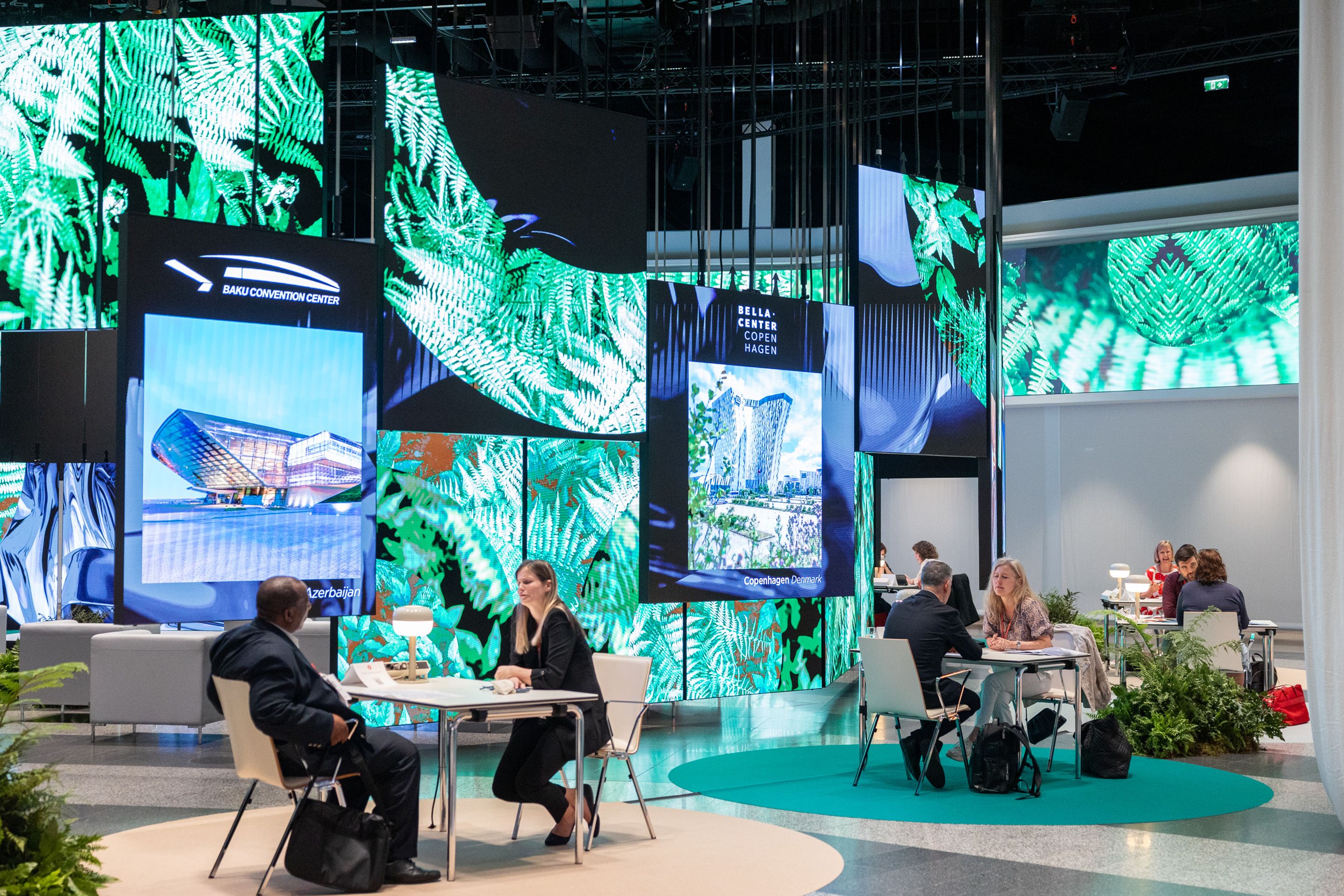 Menschen beim Business Speed Dating am ICCA Workshop 2024 bei der polySTAGE im Austria Center Vienna