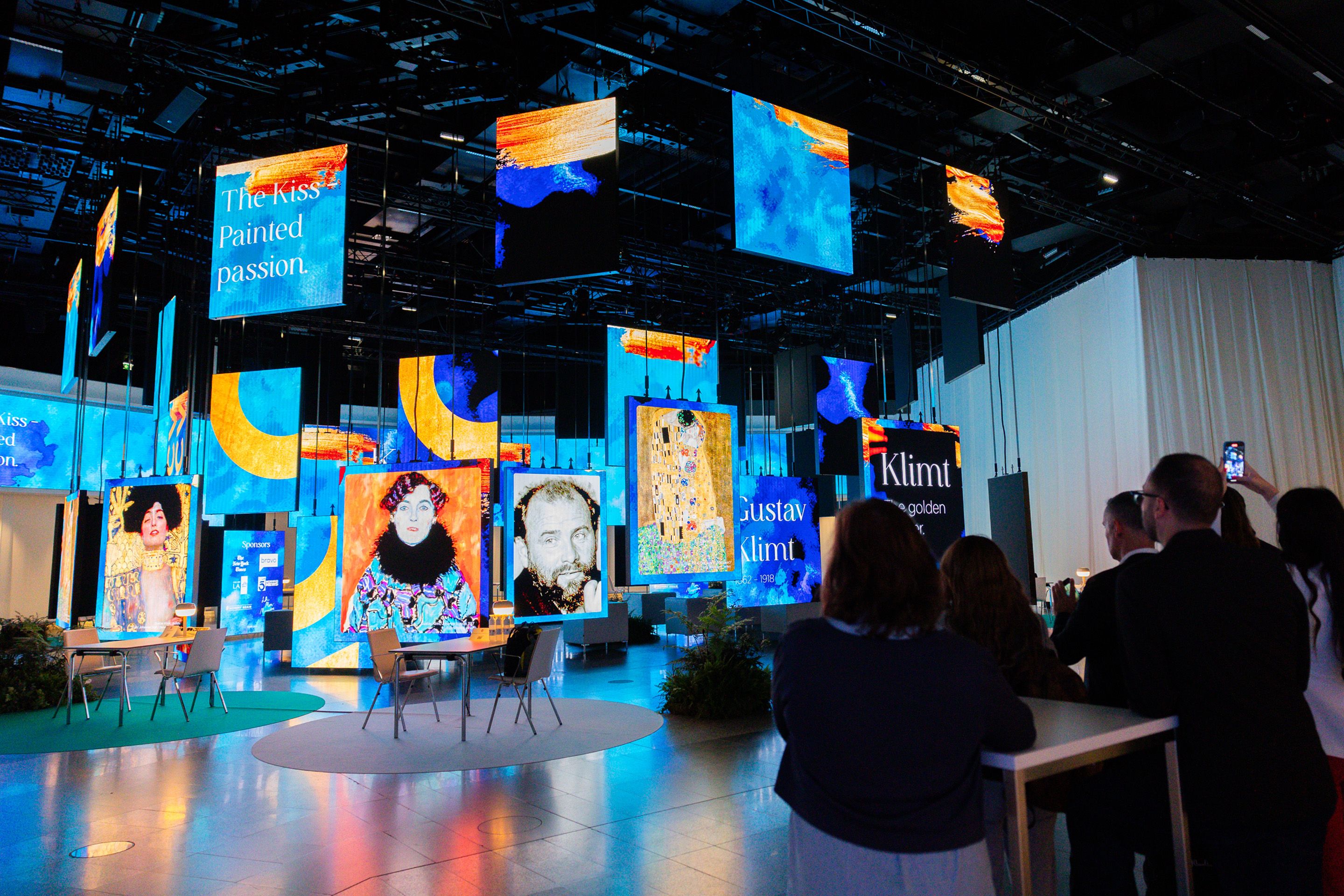 Die polySTAGE mit Klimt Bildern im Austria Center Vienna und einigen Zuschauerinnen.