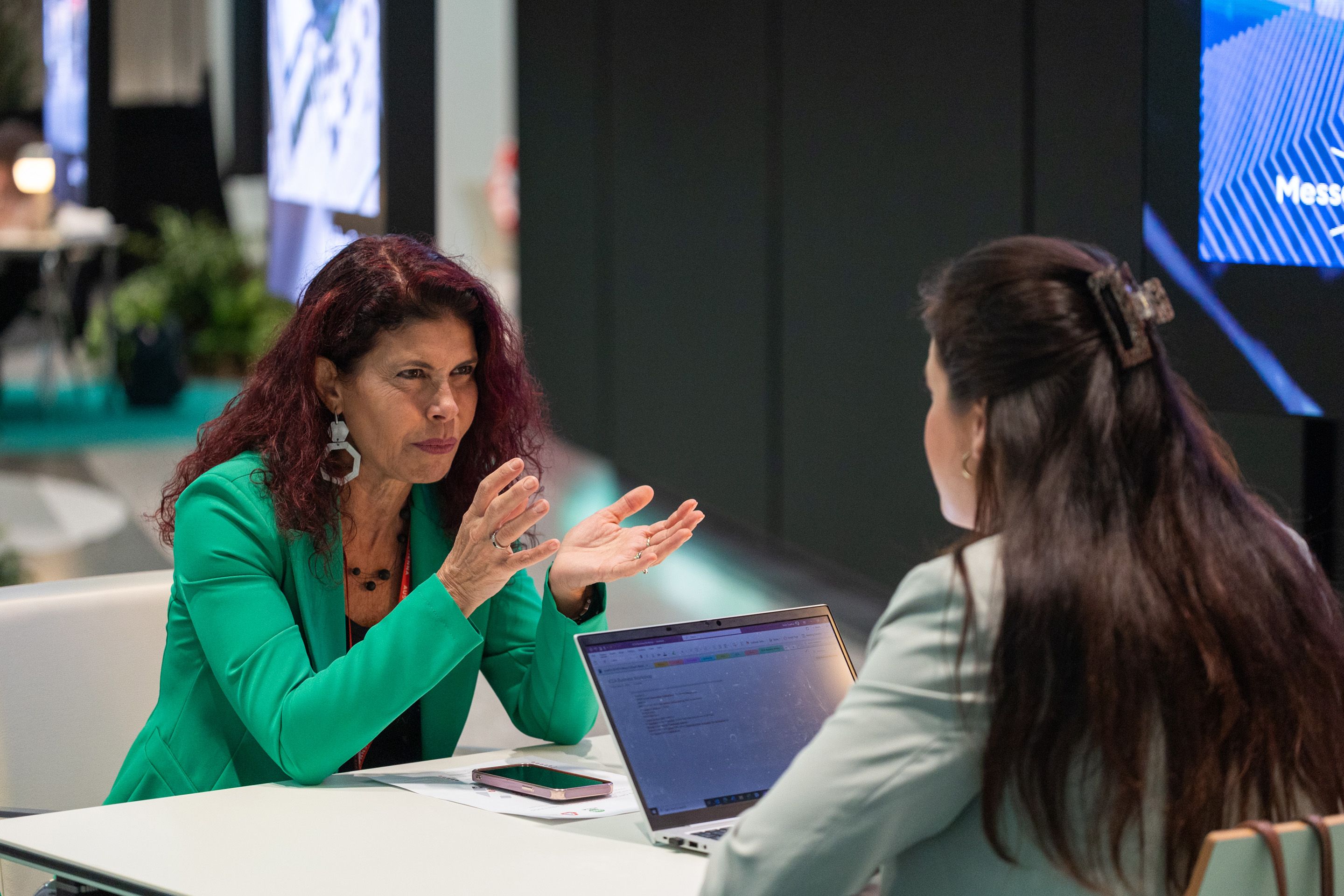 Zwei Frauen beim Business Speed Dating im Austria Center Vienna am ICCA Client Supplier European Venue Workshop 2024