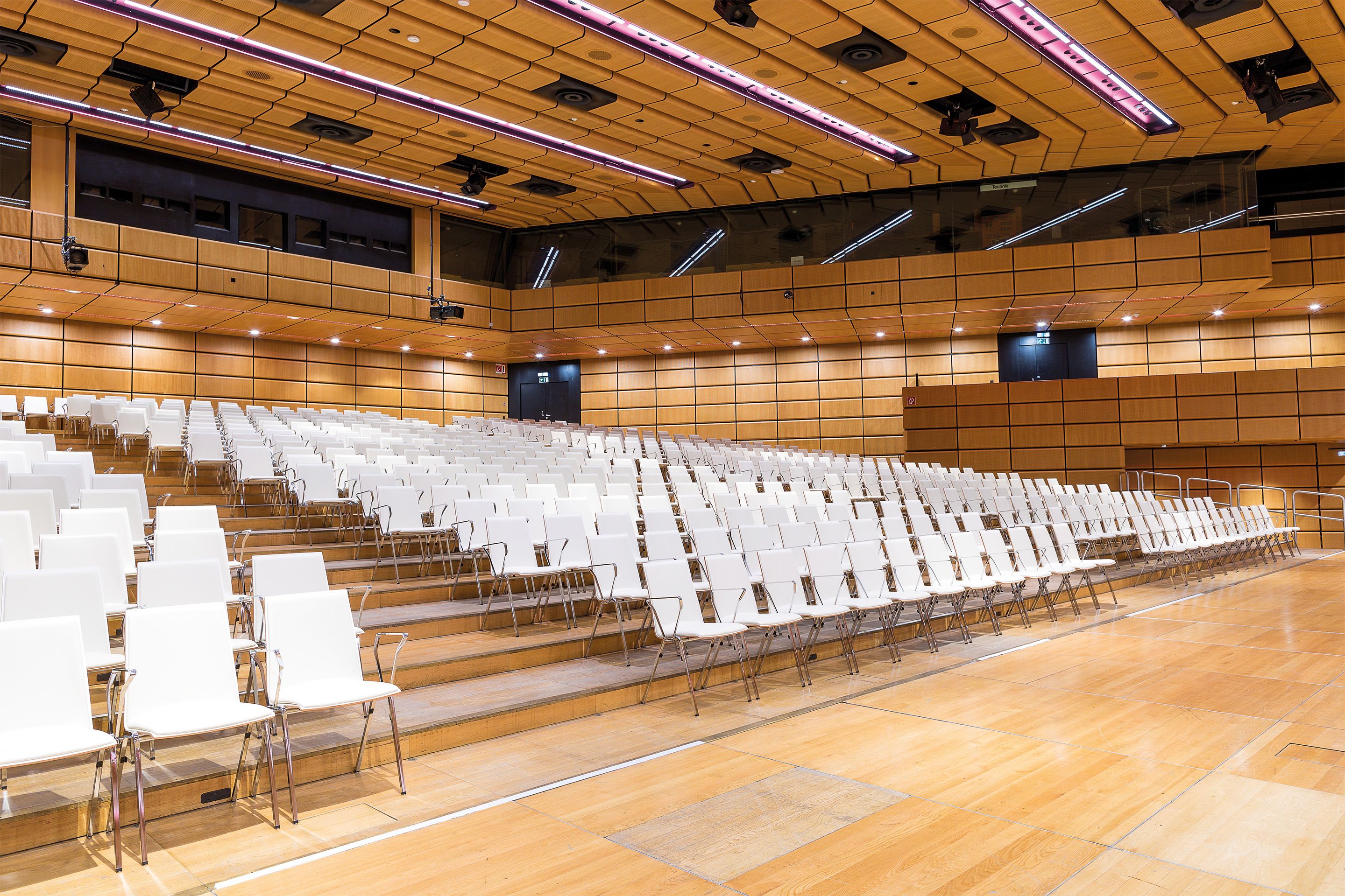 Saal B im Austria Center Vienna mit weissen Sesselreihen