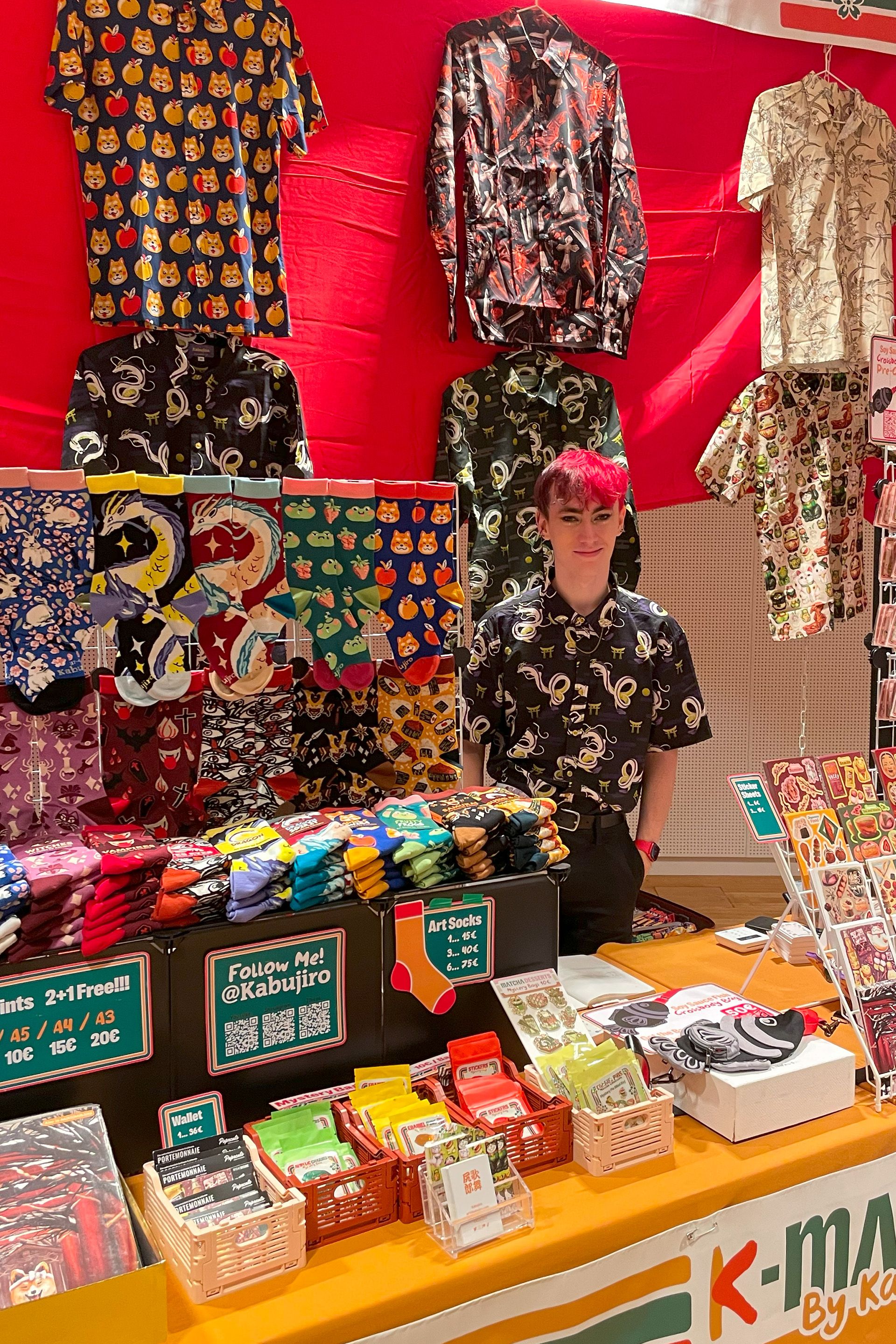 Mann hinter einem Verkaufsstand auf der Aninite 2024 im Austria Center Vienna