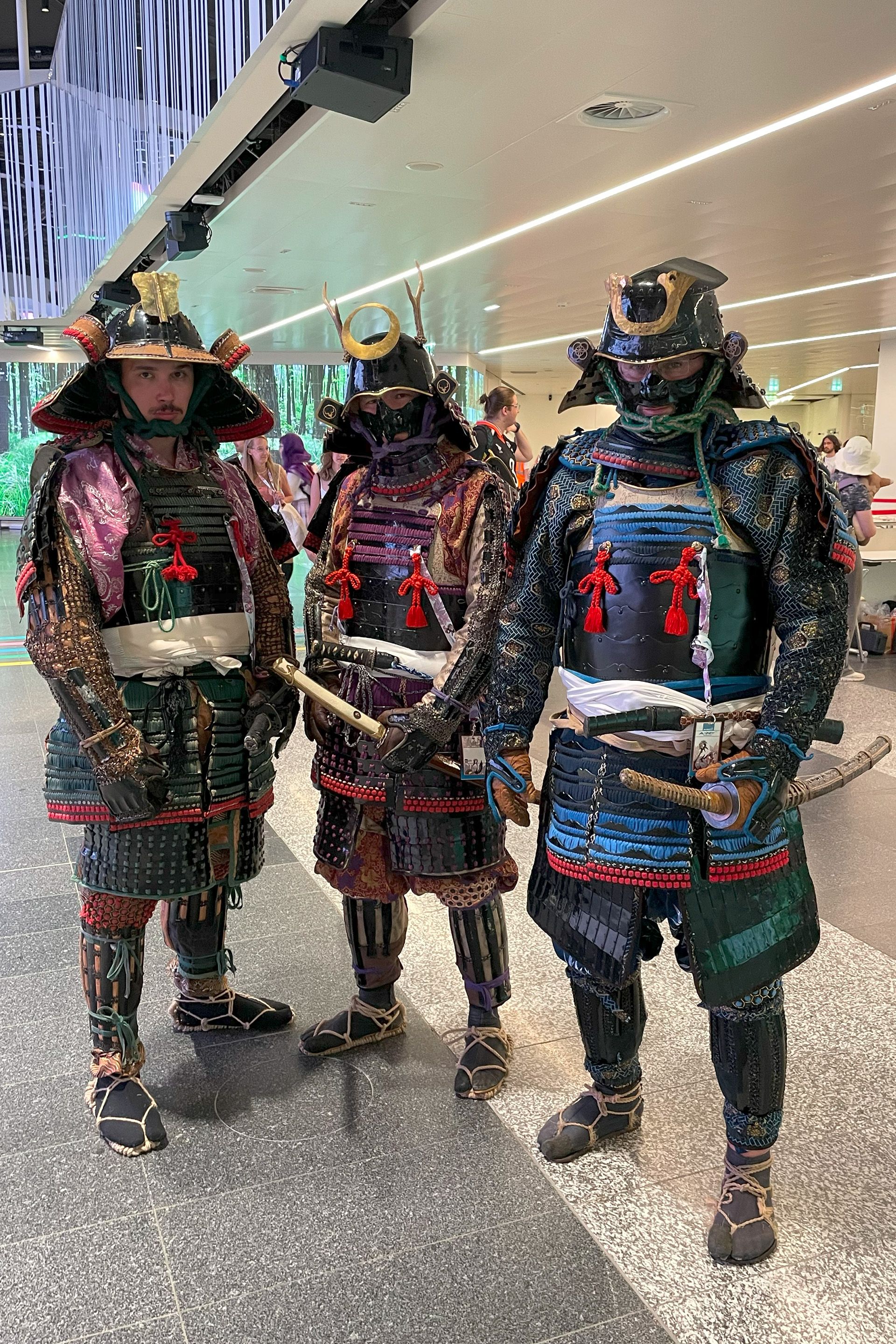 Maenner in Samurai-Verkleidung auf der Aninite 2024 im Austria Center Vienna
