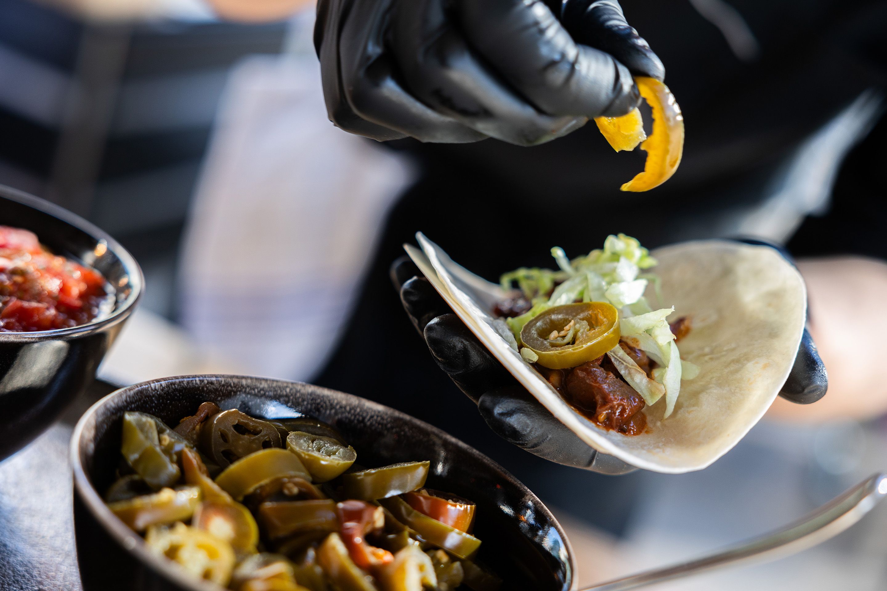 Koch serviert Taccos MOTTO Catering
