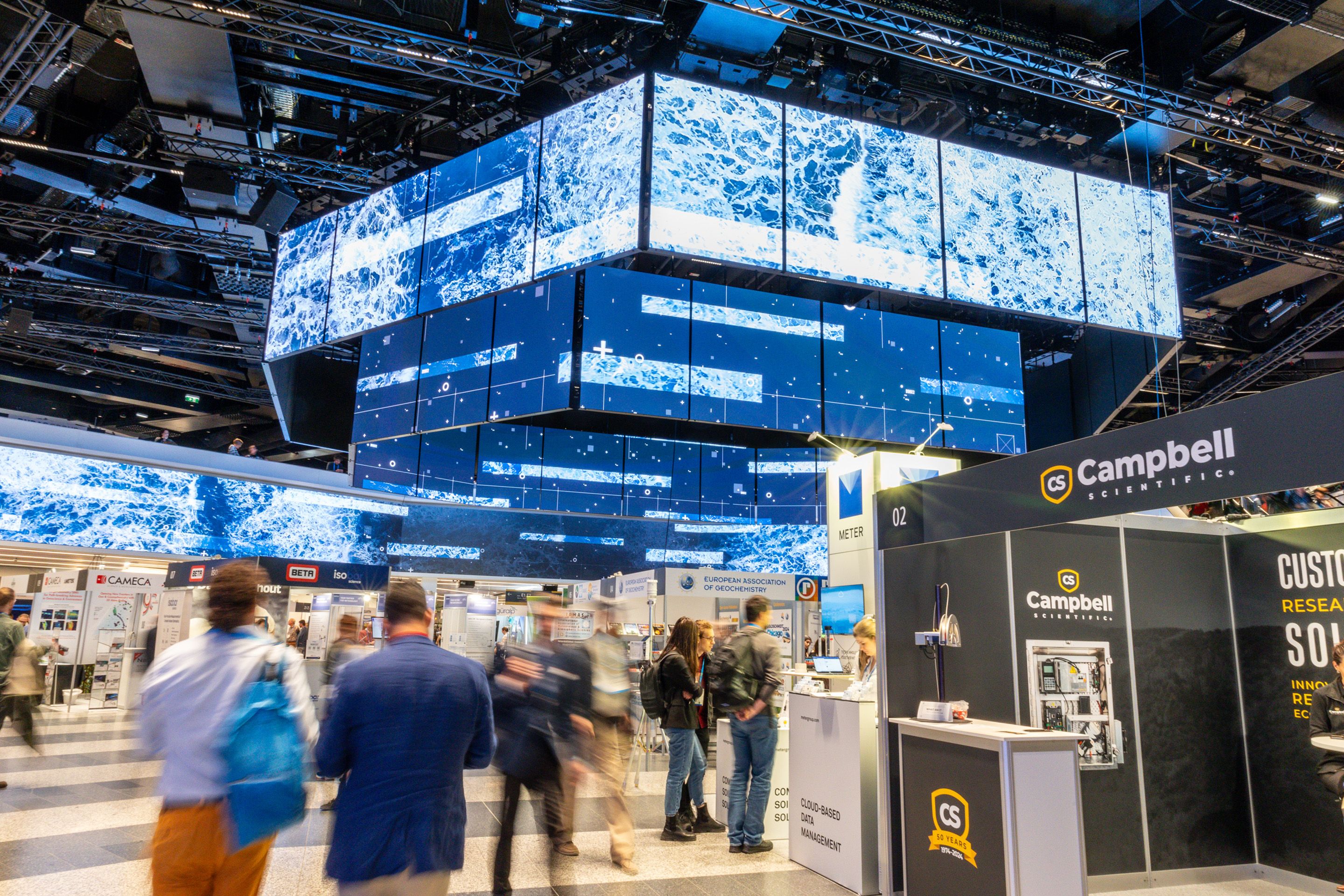 Ausstellung mit Besucherinnen unter der polySTAGE in der Eingangshalle des Austria Center Vienna.
