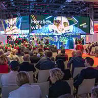 polySTAGE Installation am Oesterreichischen Tourismustag 2024 in der Eingangshalle voller Menschen.