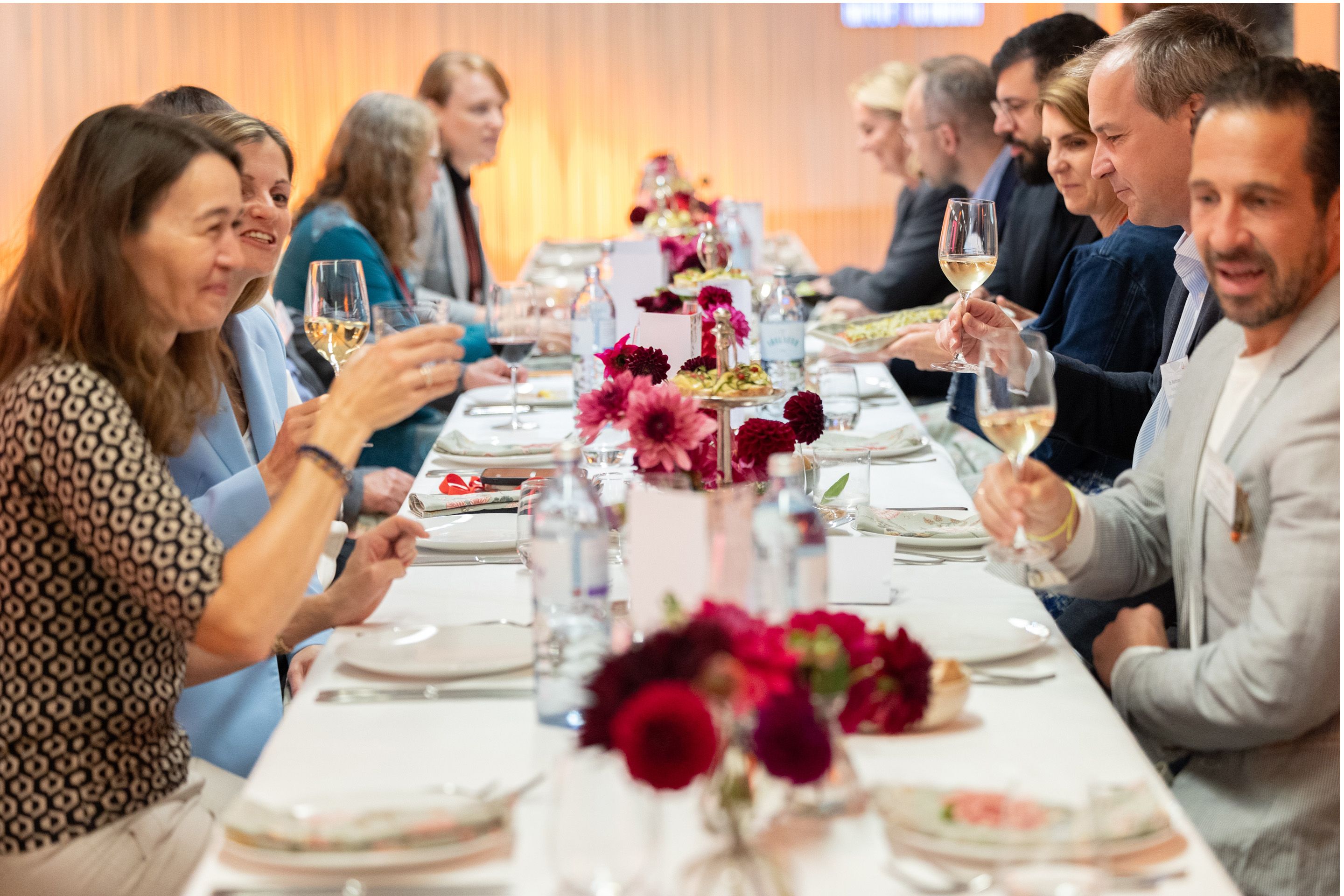 Menschen am gedeckten Tisch