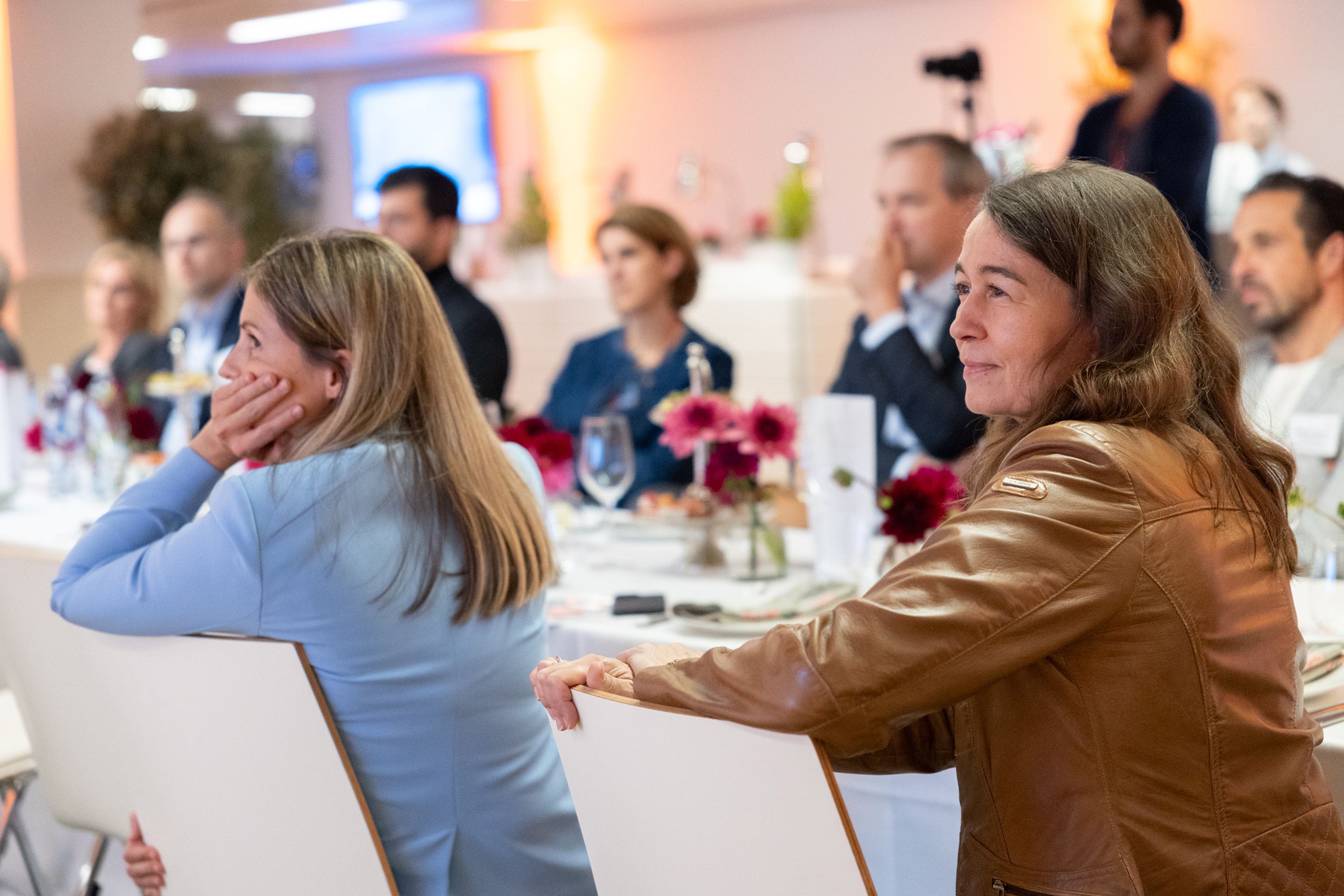 Interessierte Zuhörer am Tisch