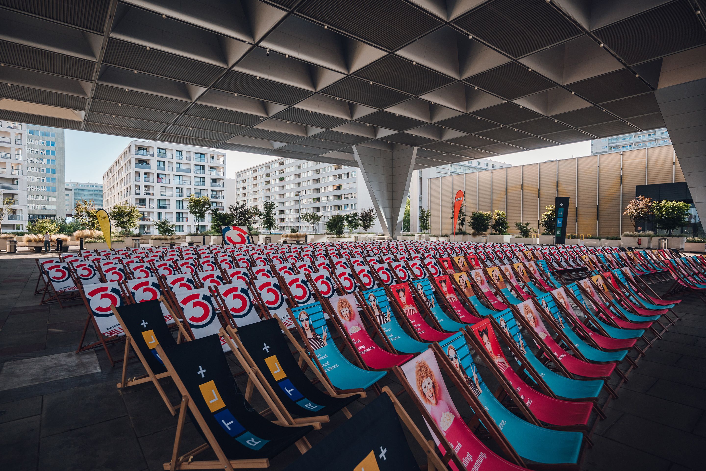Klappsessel unter dem Dach der Halle X5 Donausegel vor dem Austria Center Vienna im Zuge des beim Silent Cinema.