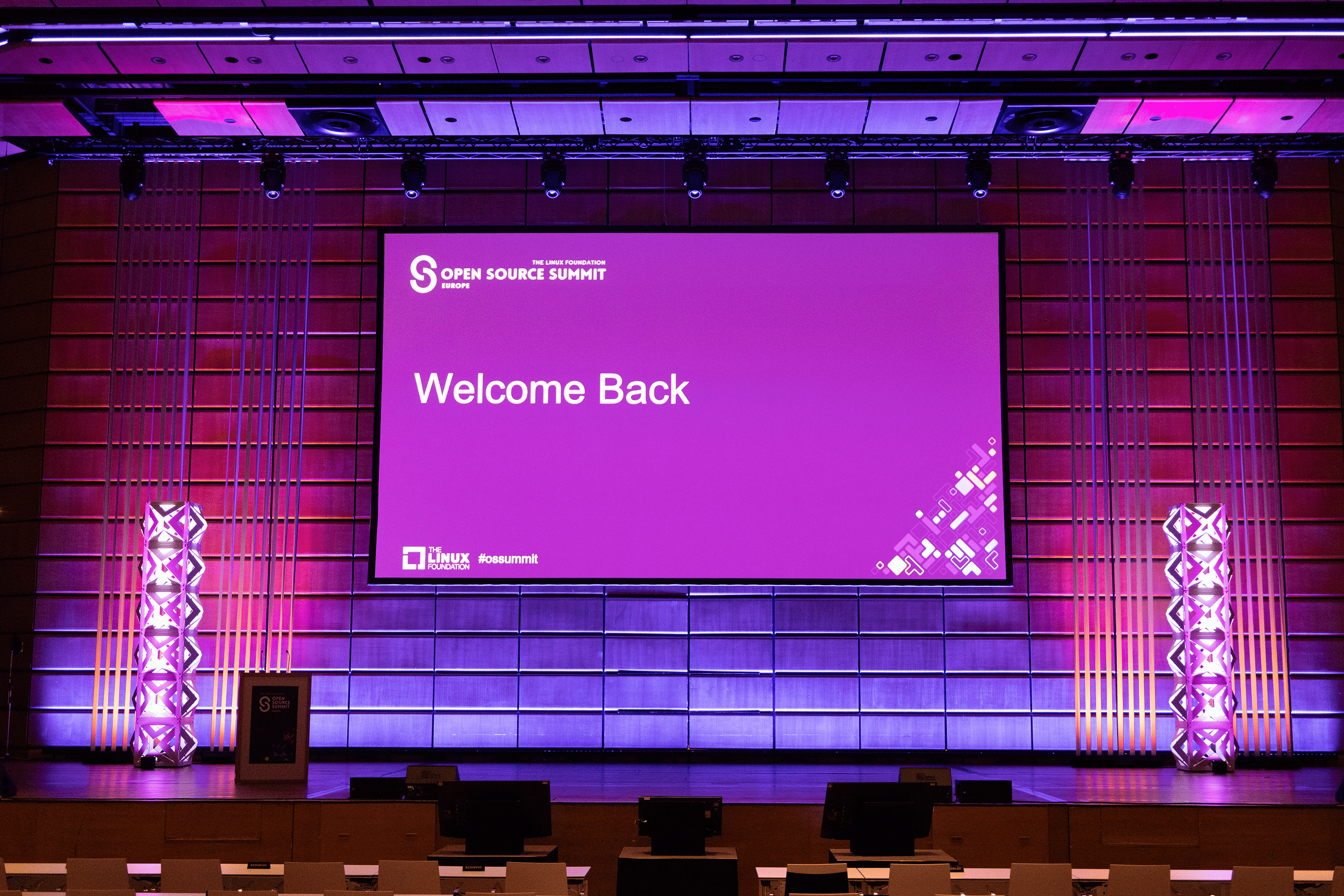 Pink beleuchtete Buehne im Saal A des Austria Center Vienna.