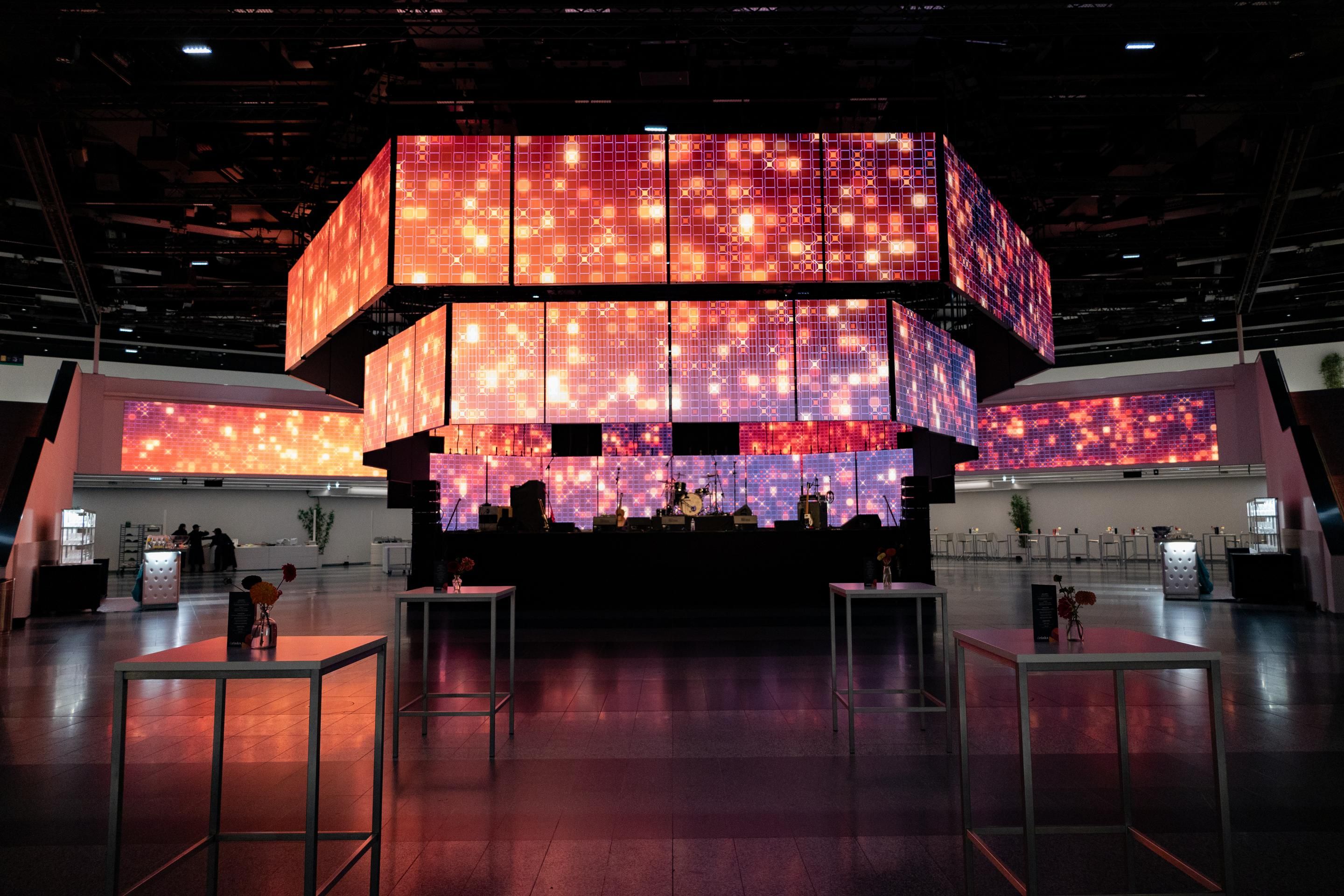 Partysetting Kacheln auf der polySTAGE in der Eingangshalle des Austria Center Vienna