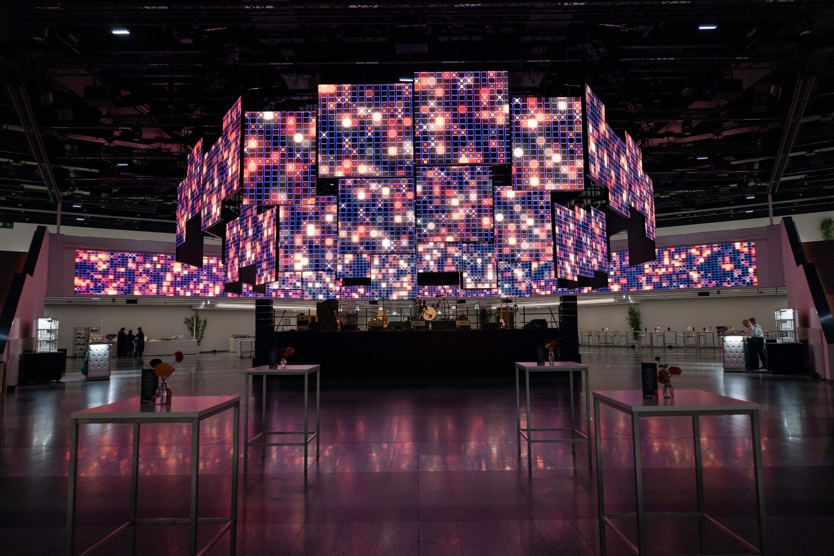 Blaues Partysetting auf der polySTAGE in der Eingangshalle des Austria Center Vienna