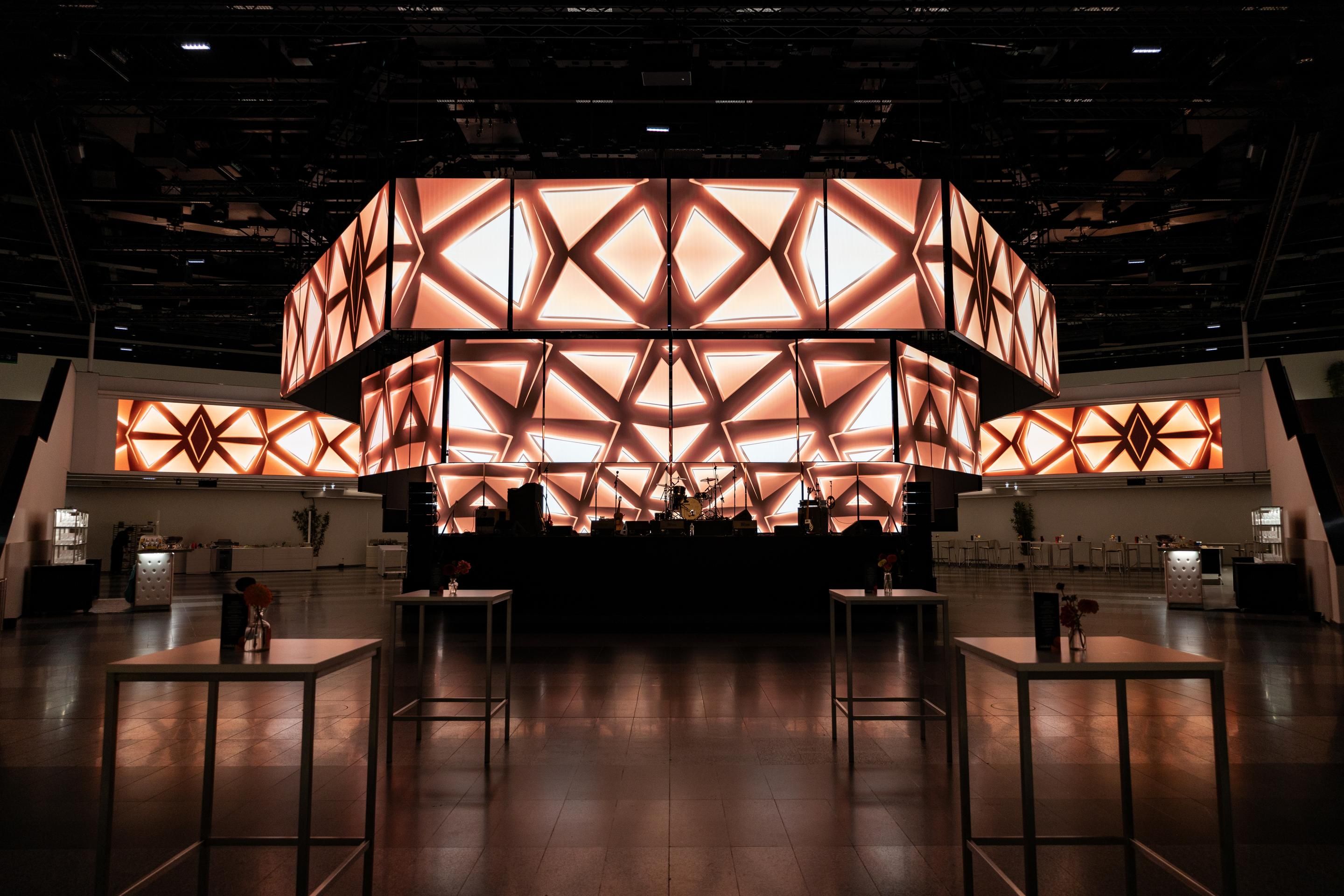 Helles Partysetting auf der polySTAGE in der Eingangshalle des Austria Center Vienna