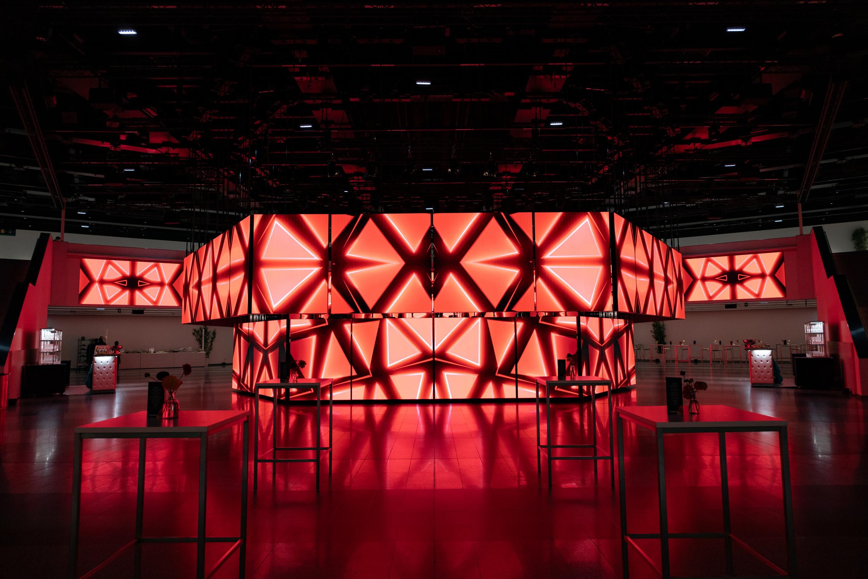 Rotes Partysetting auf der polySTAGE in der Eingangshalle des Austria Center Vienna
