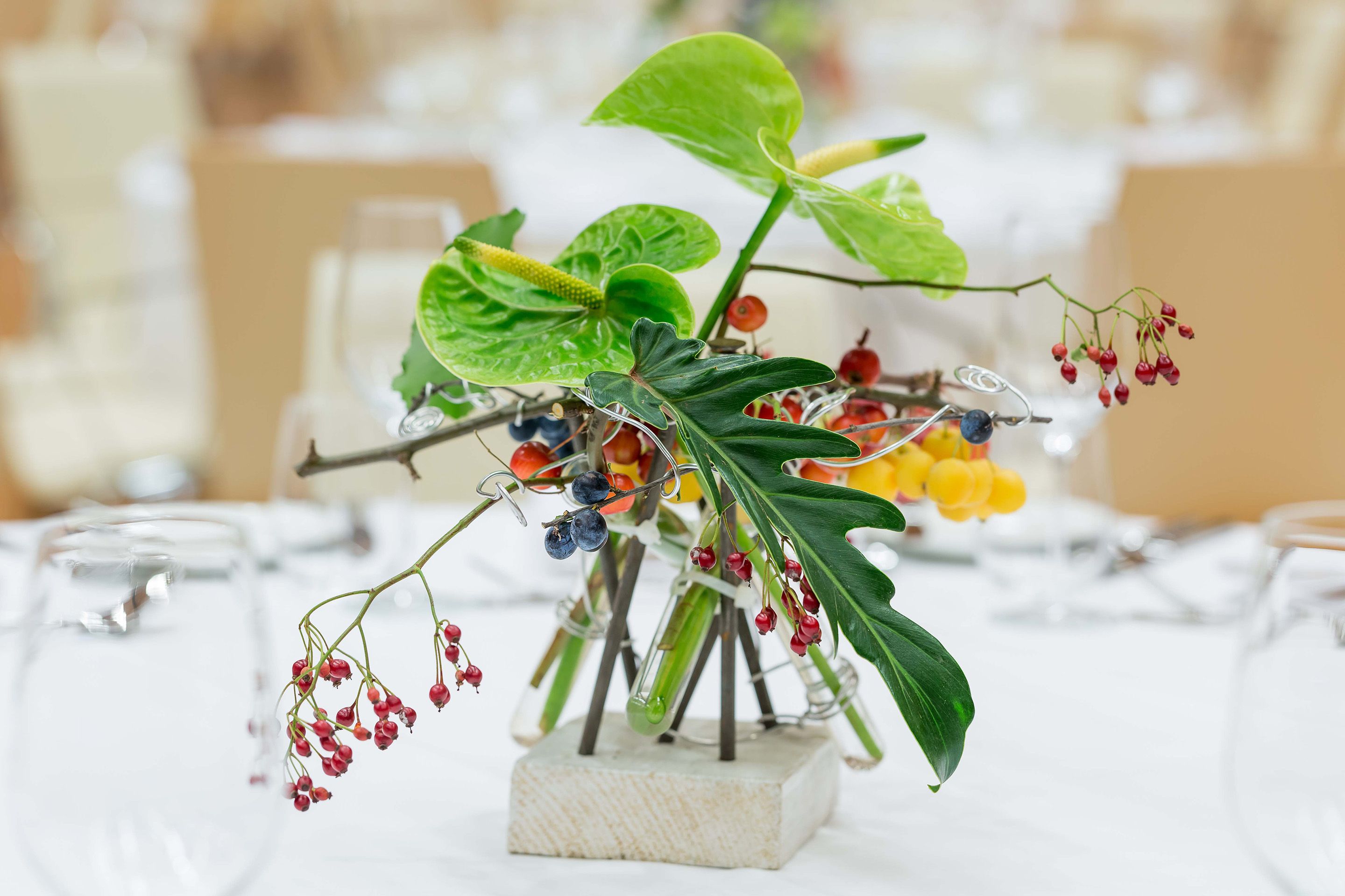 Stilvolle Blumendekoration auf einem gedeckten Tisch