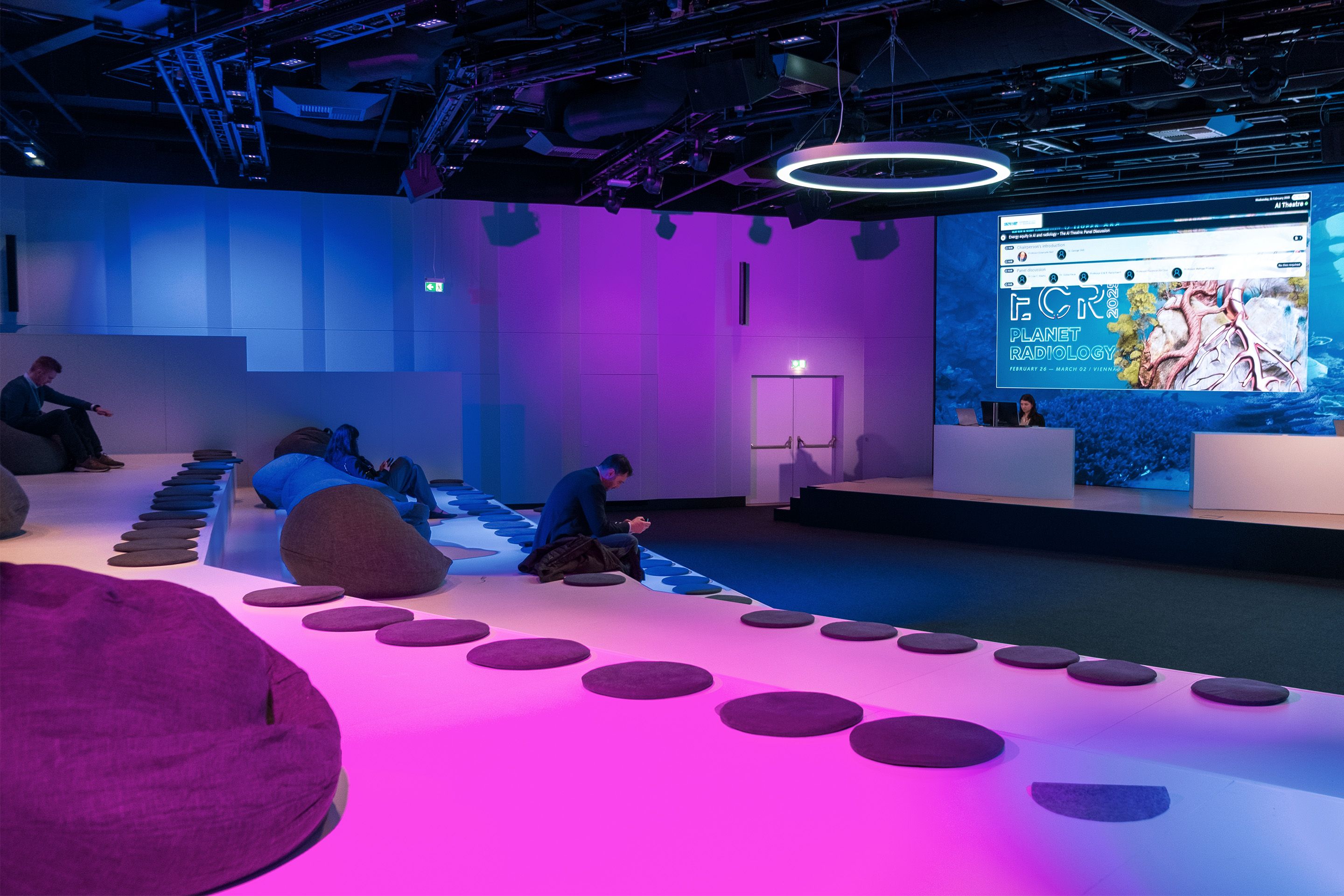 Teilnehmer:innen am ECR 2025 im Saal D1 auf Ebene minus 2 im Austria Center Vienna