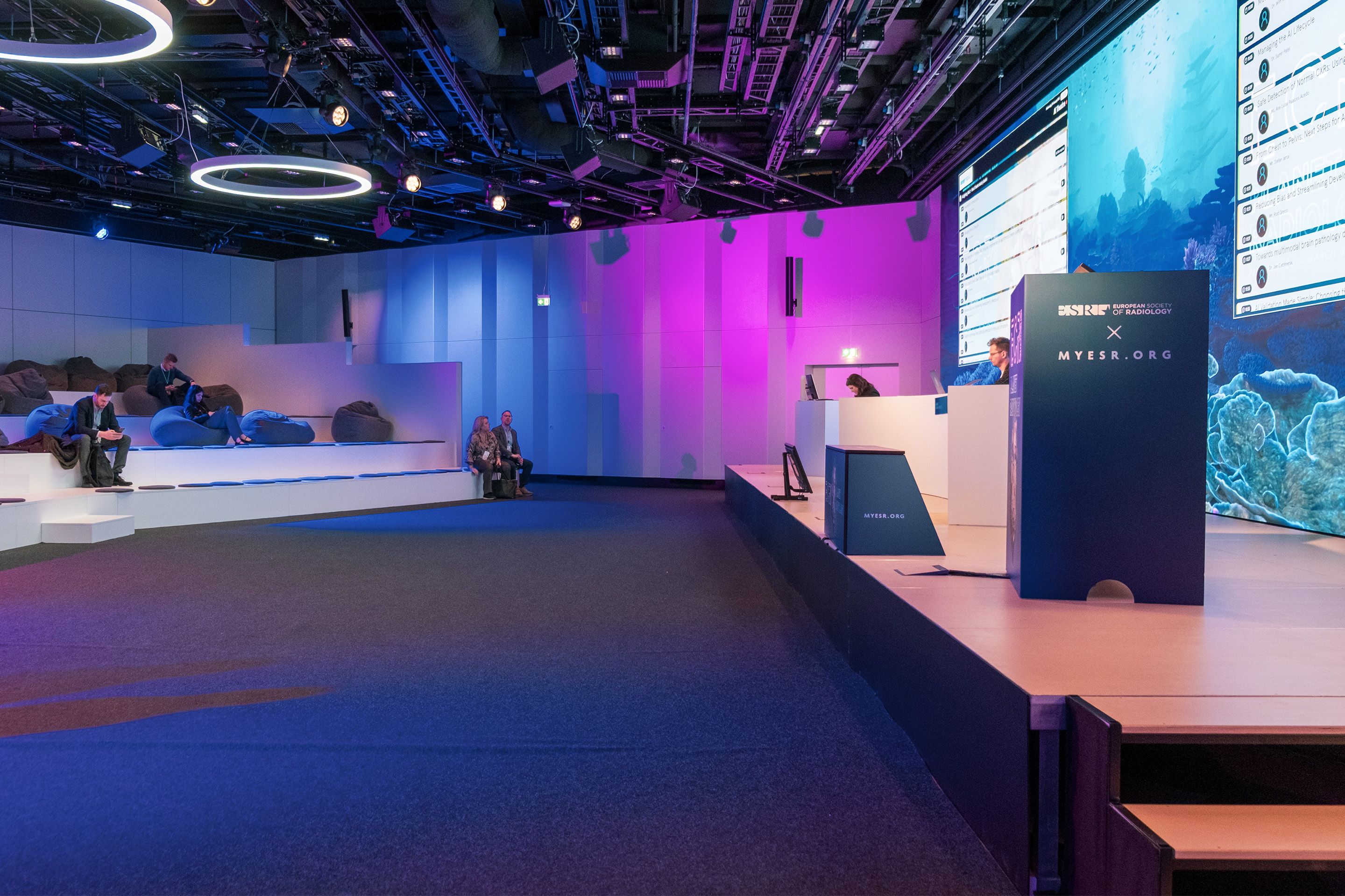 Teilnehmer:innen am ECR 2025 im Saal D1 auf Ebene minus 2 im Austria Center Vienna