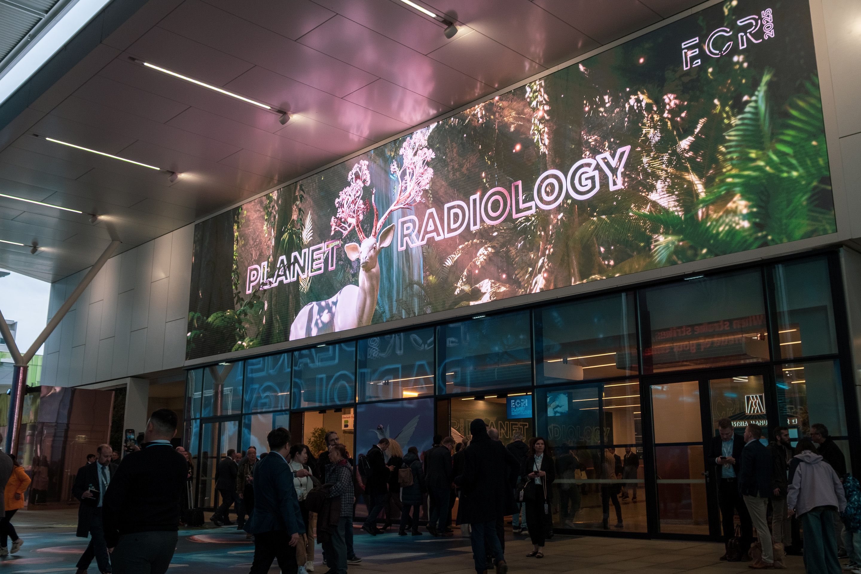 Haupteingang des Austria Center Vienna mit LED-Wall zum ECR 2025