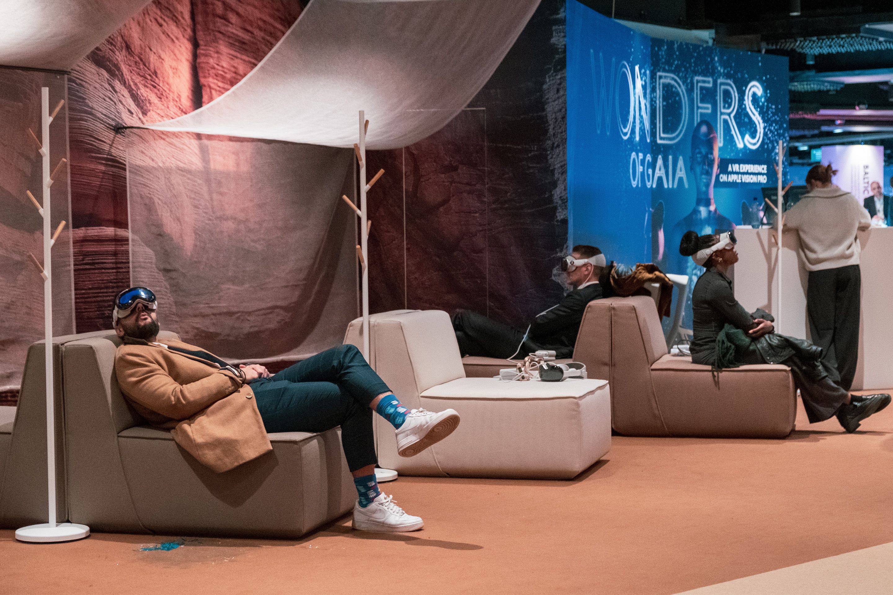 Menschen sitzen mit VR-Brillen in Loungesesseln am ECR 2025 im Austria Center Vienna