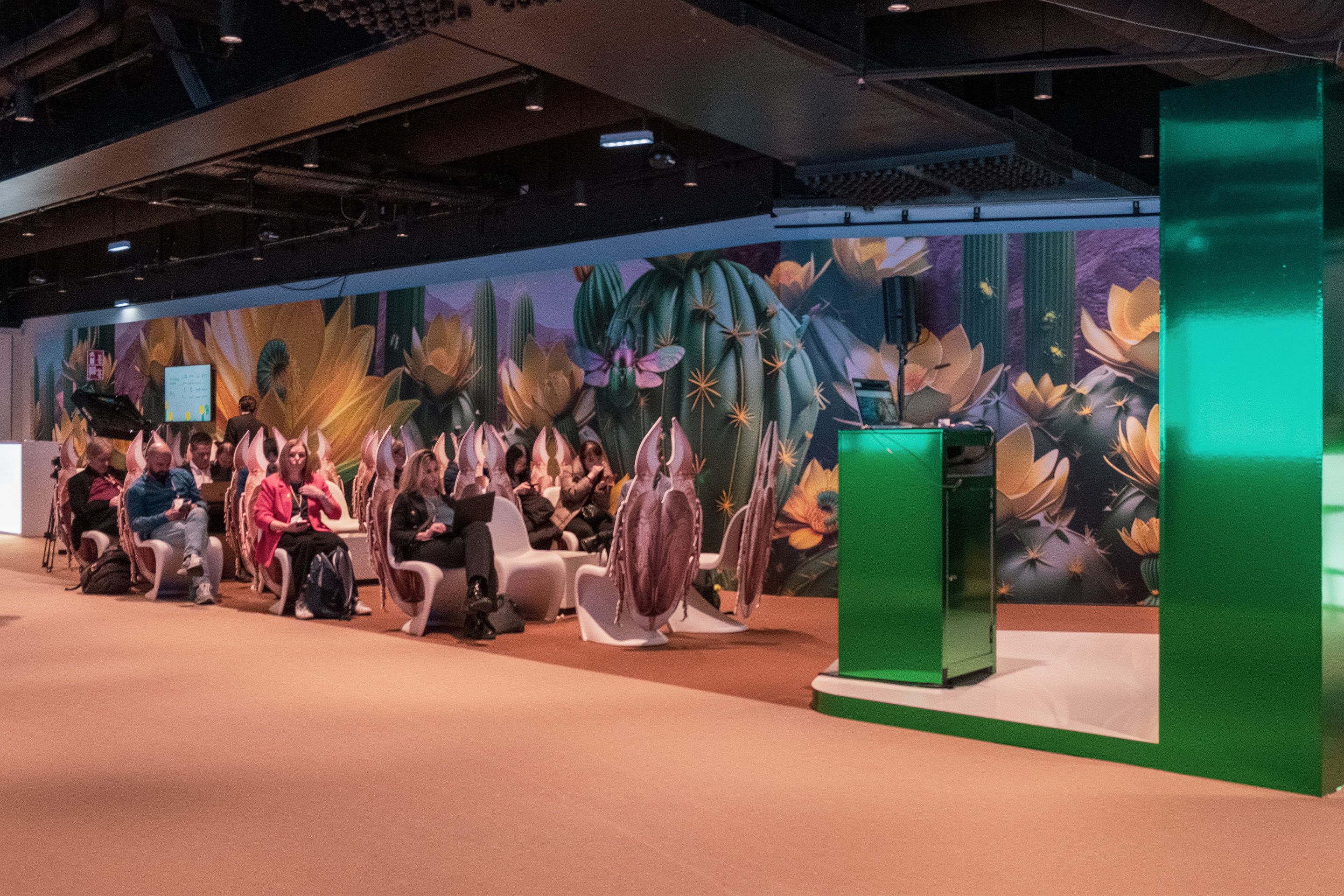 Lounge mit Sitzbereichen und Sesseln im Kaefer-Design am ECR 2025 im Austria Center Vienna