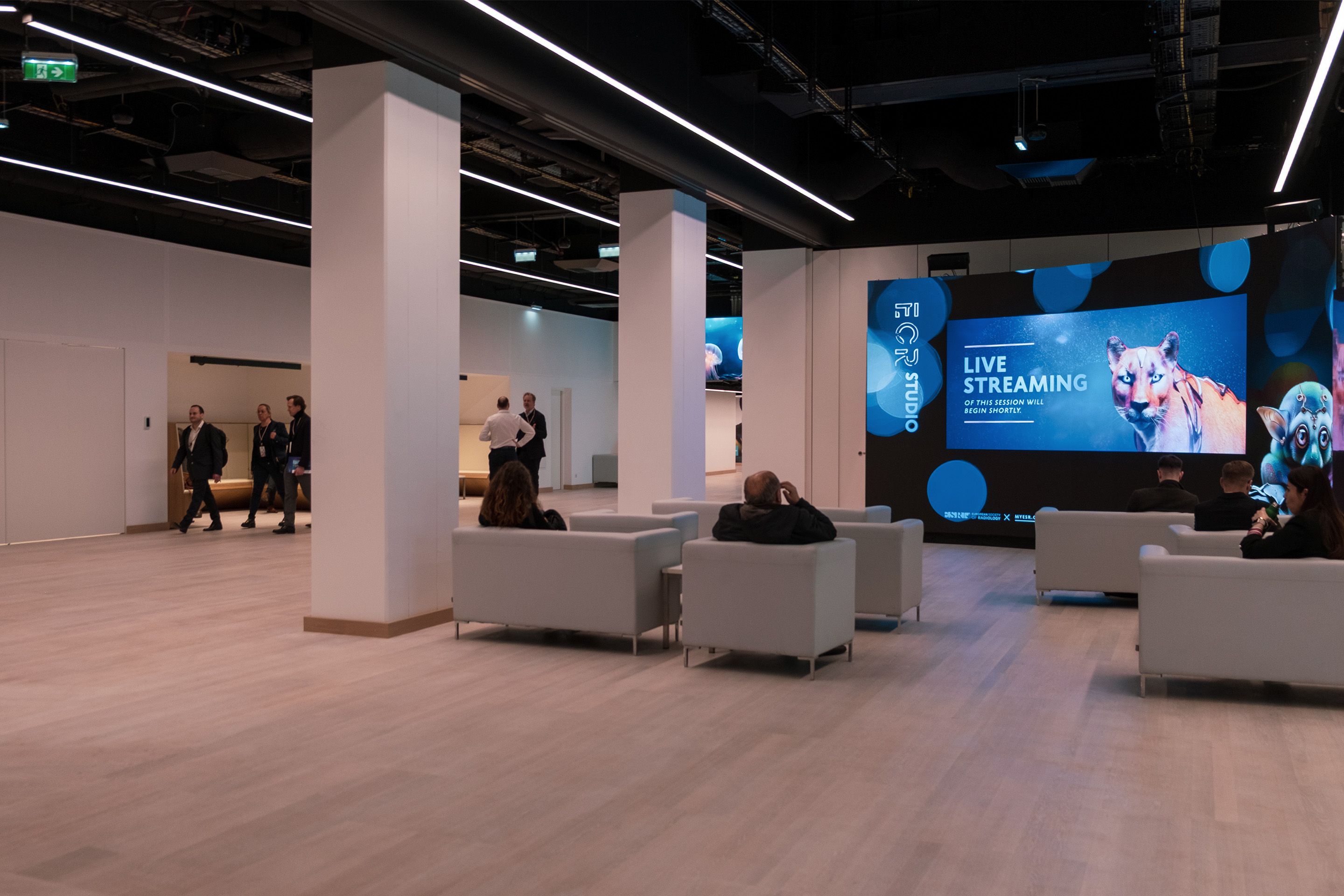 Lounge mit Sitzbereichen und curved LED am ECR 2025 im Austria Center Vienna