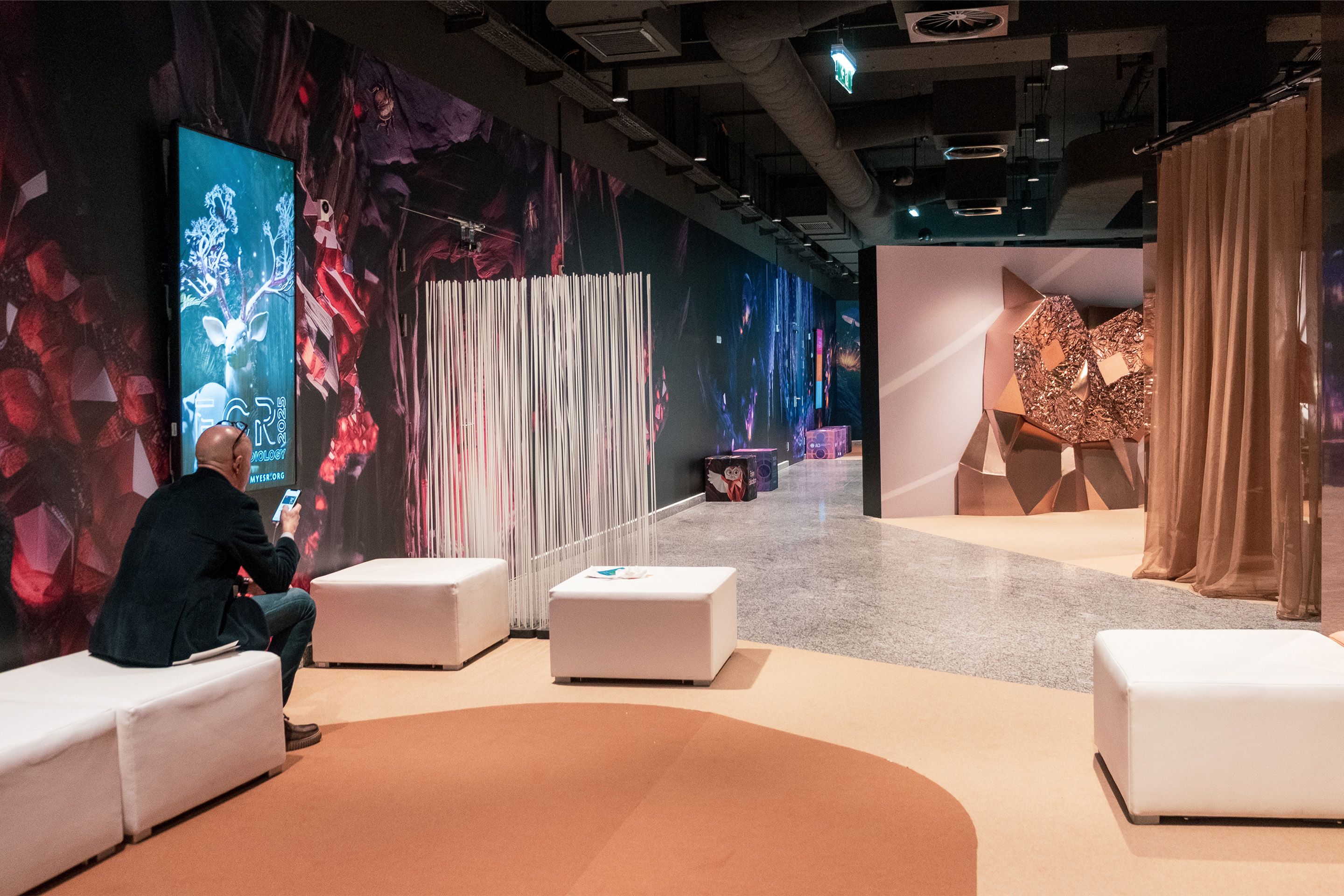 Lounge mit Sitzbereichen am ECR 2025 im Austria Center Vienna